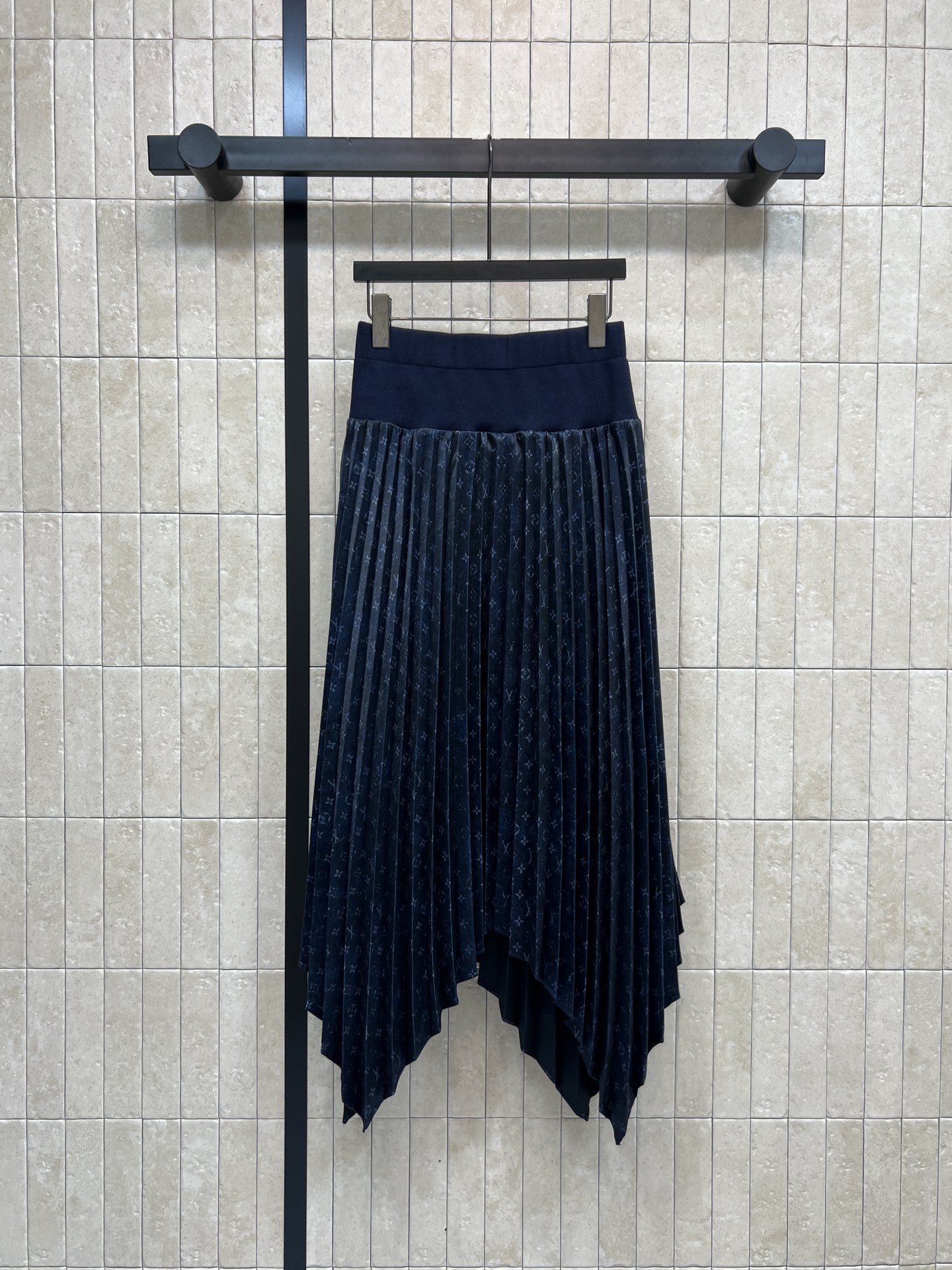 NO:710150,L's 26 early spring new style, dark patterned presbyopic irregular pleated skirt, covered with dark patterned presbyopic logo, low-key to highlight the brand tone, high waist design + accordion pleats, full of layering!  The irregular hem has a great sense of design and can be easily used for daily commuting and leisure. The material is light and breathable and super comfortable to wear in summer ~ Pair it with a simple top or sweater and you can easily get a gentle temperament!  Two colors and three codes Size/S-M-L,,louis vuitton,skirts,19860909L家 26早春新款 暗纹老花不规则百褶裙 满铺暗纹老花徽标 低调彰显品牌调性 高腰设计+风琴褶皱 层次感满满！不规则裙摆超有设计感 日常通勤、休闲都能轻松驾驭 材质轻盈透气 夏天穿超舒服 ~搭配简约上衣或针织衫 温柔气质轻松get！两色三码Size/S-M-L,,louis vuitton,skirts,,Women's clothing