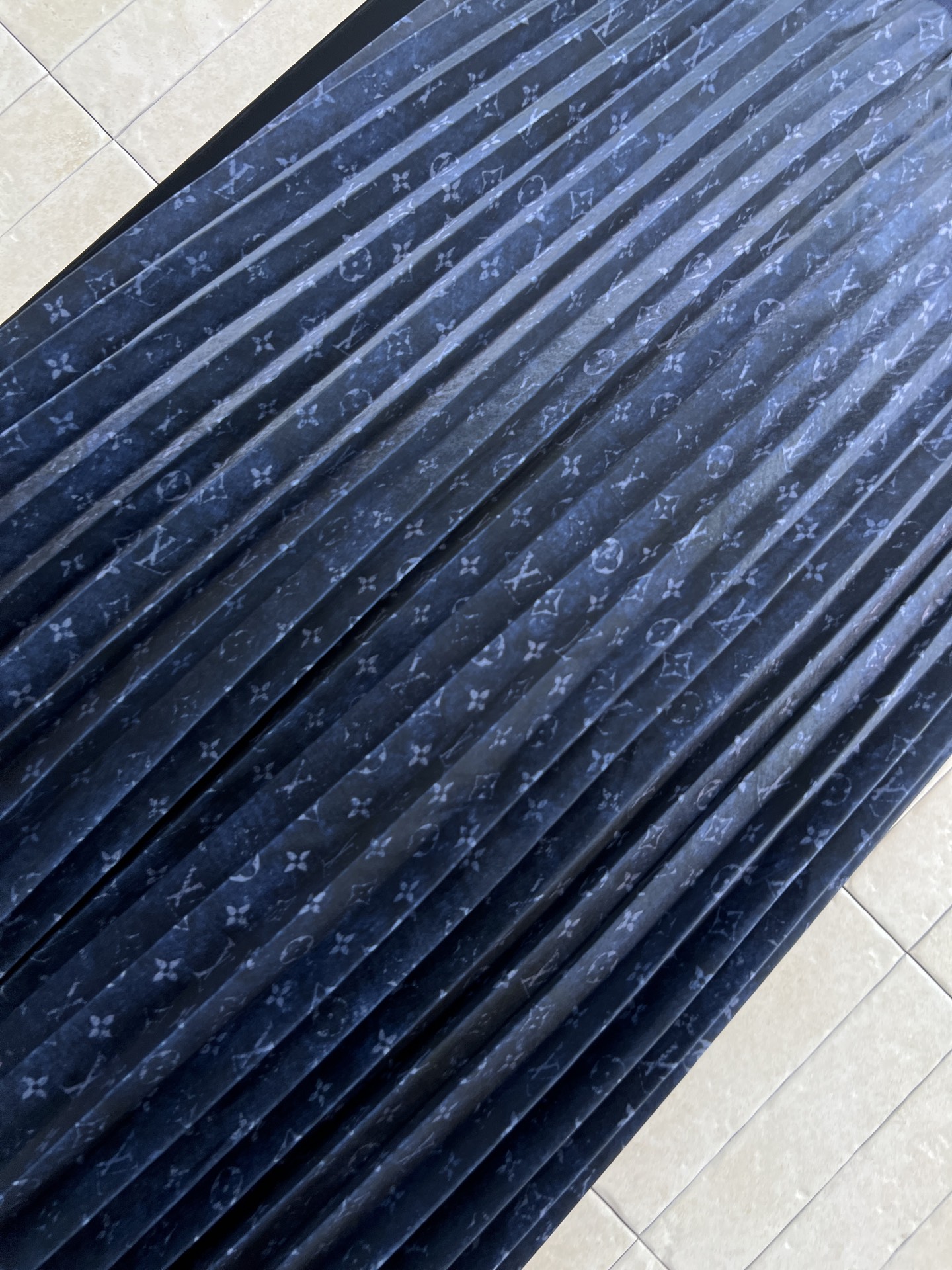 L家 26早春新款 暗纹老花不规则百褶裙 满铺暗纹老花徽标 低调彰显品牌调性 高腰设计+风琴褶皱 层次感