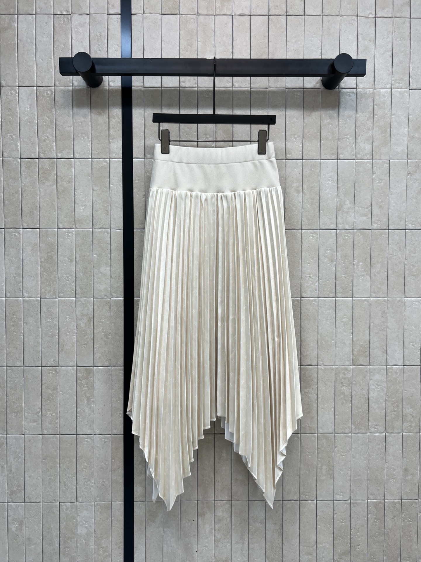 NO:710154,L's 26 early spring new style, dark patterned presbyopic irregular pleated skirt, covered with dark patterned presbyopic logo, low-key to highlight the brand tone, high waist design + accordion pleats, full of layering!  The irregular hem has a great sense of design and can be easily used for daily commuting and leisure. The material is light and breathable and super comfortable to wear in summer ~ Pair it with a simple top or sweater and you can easily get a gentle temperament!  Two colors and three codes Size/S-M-L,,louis vuitton,skirts,19860909L家 26早春新款 暗纹老花不规则百褶裙 满铺暗纹老花徽标 低调彰显品牌调性 高腰设计+风琴褶皱 层次感满满！不规则裙摆超有设计感 日常通勤、休闲都能轻松驾驭 材质轻盈透气 夏天穿超舒服 ~搭配简约上衣或针织衫 温柔气质轻松get！两色三码Size/S-M-L,,louis vuitton,skirts,,Women's clothing