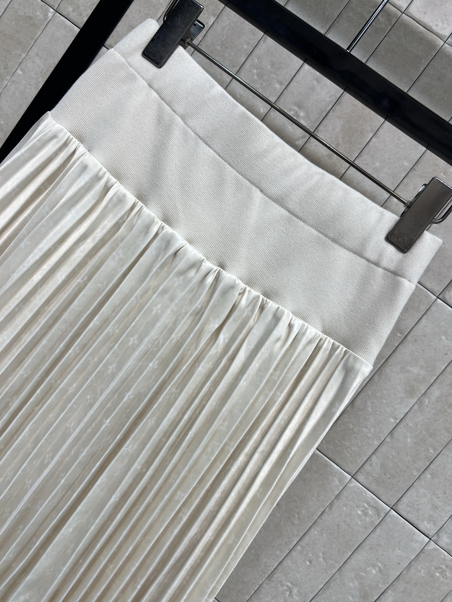 L家 26早春新款 暗纹老花不规则百褶裙 满铺暗纹老花徽标 低调彰显品牌调性 高腰设计+风琴褶皱 层次感