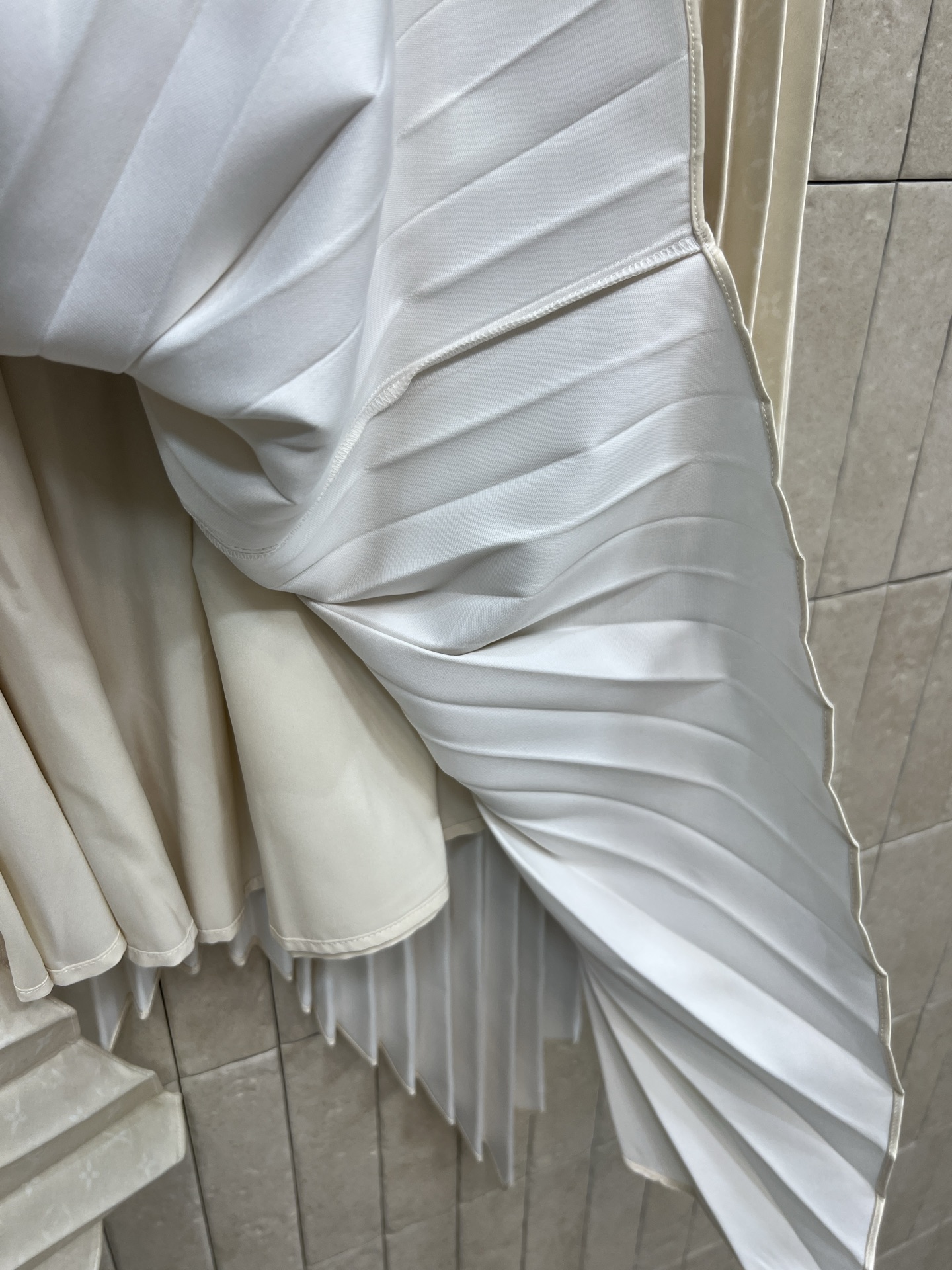 L家 26早春新款 暗纹老花不规则百褶裙 满铺暗纹老花徽标 低调彰显品牌调性 高腰设计+风琴褶皱 层次感