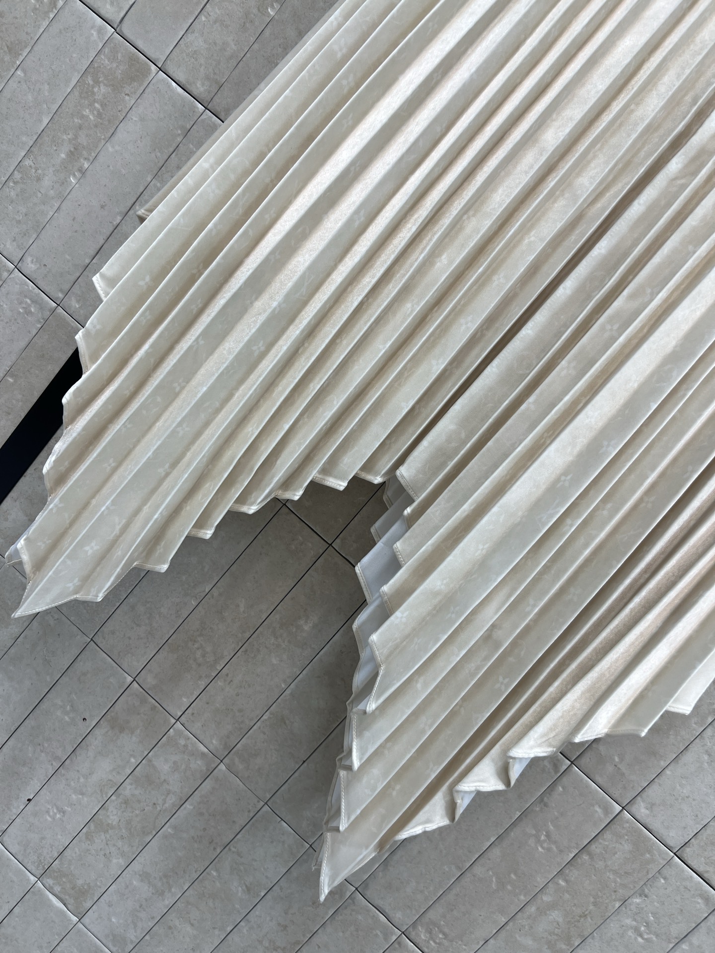 L家 26早春新款 暗纹老花不规则百褶裙 满铺暗纹老花徽标 低调彰显品牌调性 高腰设计+风琴褶皱 层次感