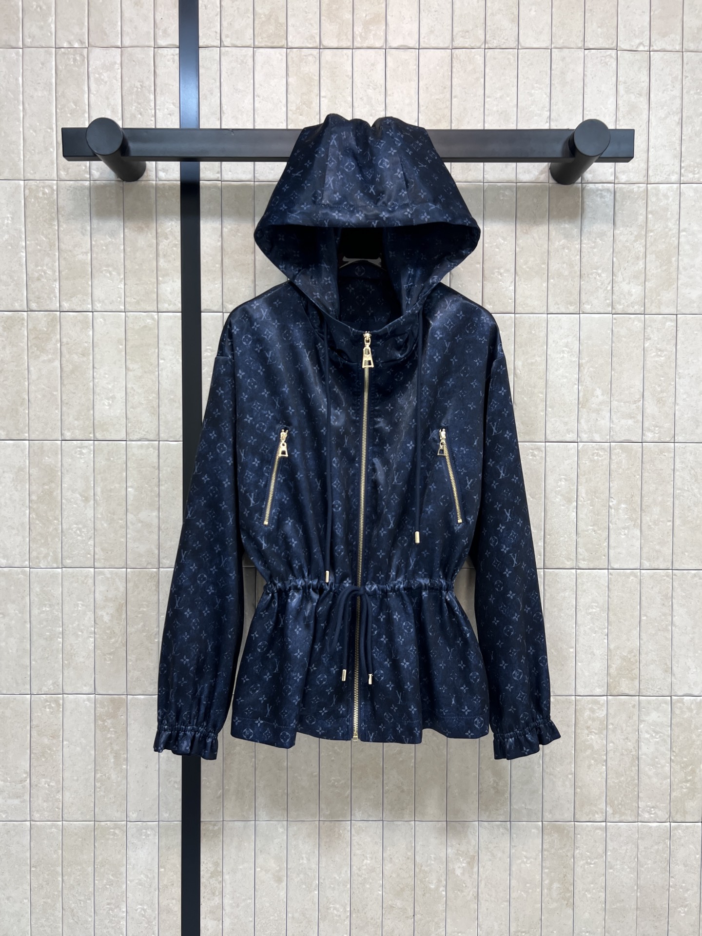 L家 26早春新款 暗纹老花连帽收腰外套 经典的连帽设计百搭不挑人 抽绳收腰点缀 完美分割身材比例 显瘦