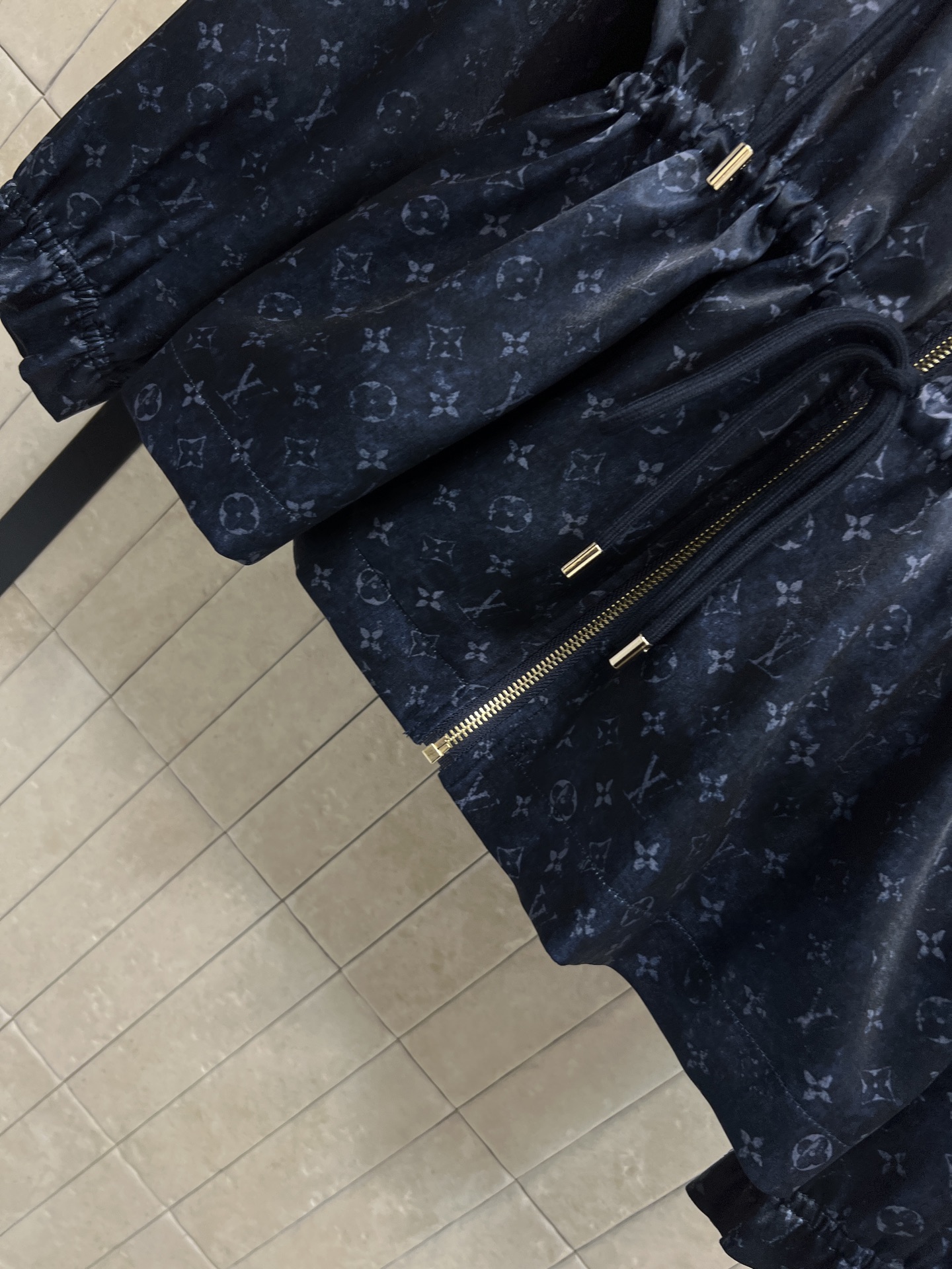 L家 26早春新款 暗纹老花连帽收腰外套 经典的连帽设计百搭不挑人 抽绳收腰点缀 完美分割身材比例 显瘦