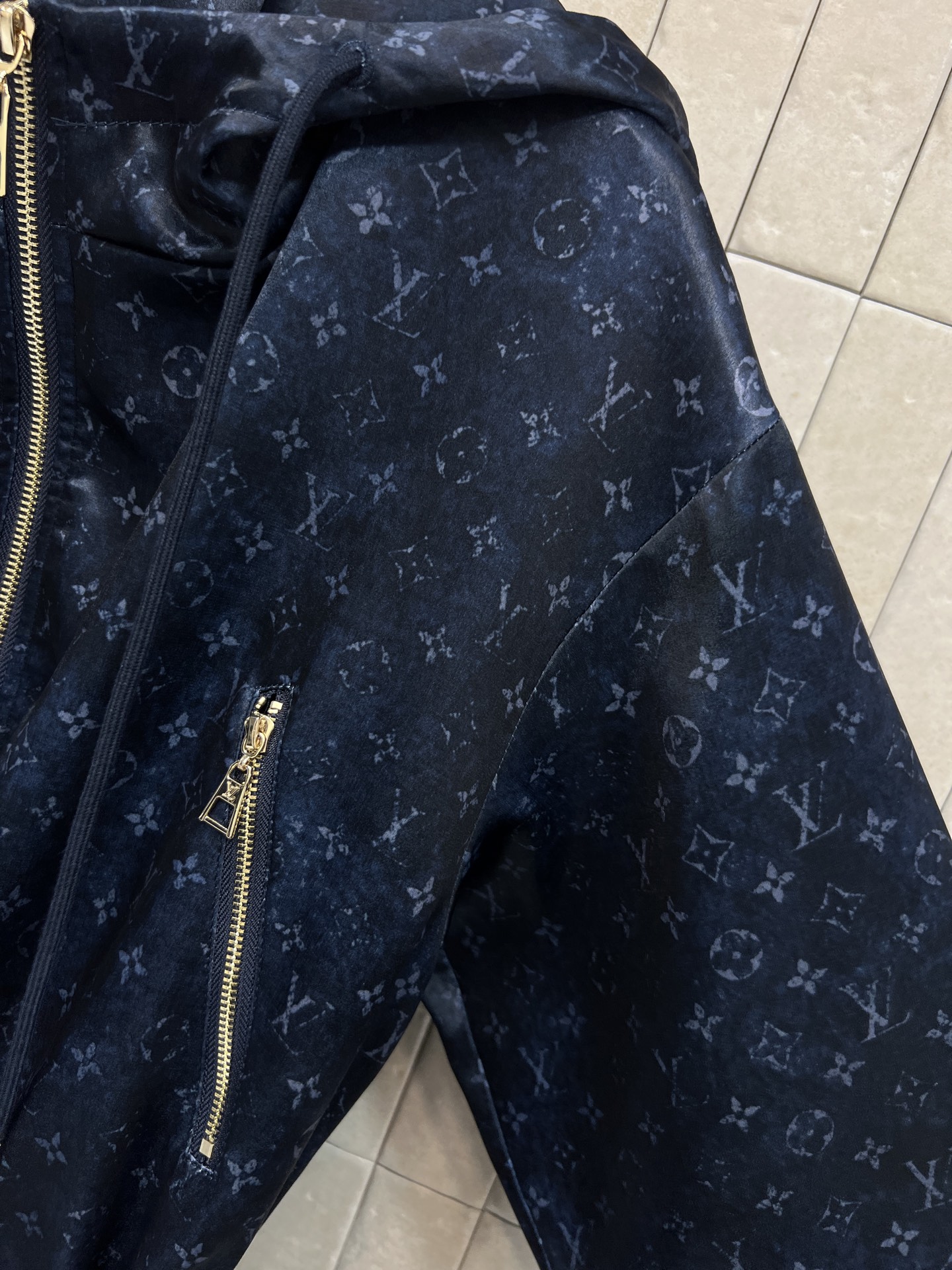 L家 26早春新款 暗纹老花连帽收腰外套 经典的连帽设计百搭不挑人 抽绳收腰点缀 完美分割身材比例 显瘦