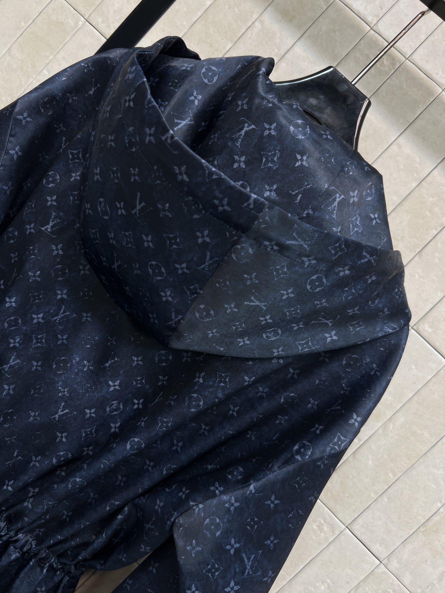 L家 26早春新款 暗纹老花连帽收腰外套 经典的连帽设计百搭不挑人 抽绳收腰点缀 完美分割身材比例 显瘦