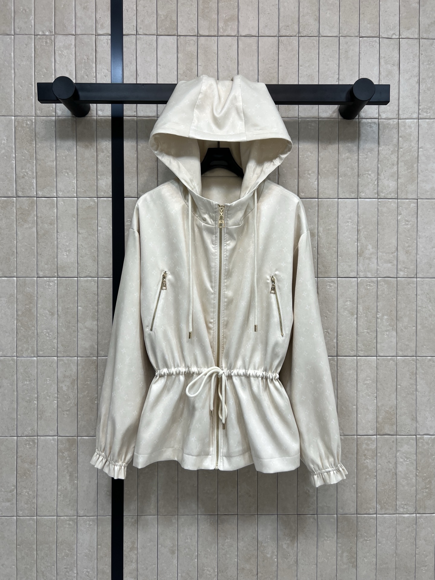 NO:712686,L's 26 early spring new model, dark pattern presbyopic hooded waist coat, classic hooded design, versatile and not picky, drawstring waist embellishment, perfectly divided body proportions, slimmer and taller, capable and stylish, classic brand coin letter pattern printed all over, absolutely fresh, age-reducing and fashionable, super elegant, recommended for daily leisure, two colors and three codes, Size/S-M-L,, louis vuitton, jackets & coats, hats,19860909L家 26早春新款 暗纹老花连帽收腰外套 经典的连帽设计百搭不挑人 抽绳收腰点缀 完美分割身材比例 显瘦显高 干练有型 满印的经典品牌钱币字母图案 简直绝了清新减龄又时髦 超级显气质 日常休闲推荐 两色三码Size/S-M-L,,louis vuitton,jackets & coats,hats,,Women's clothing