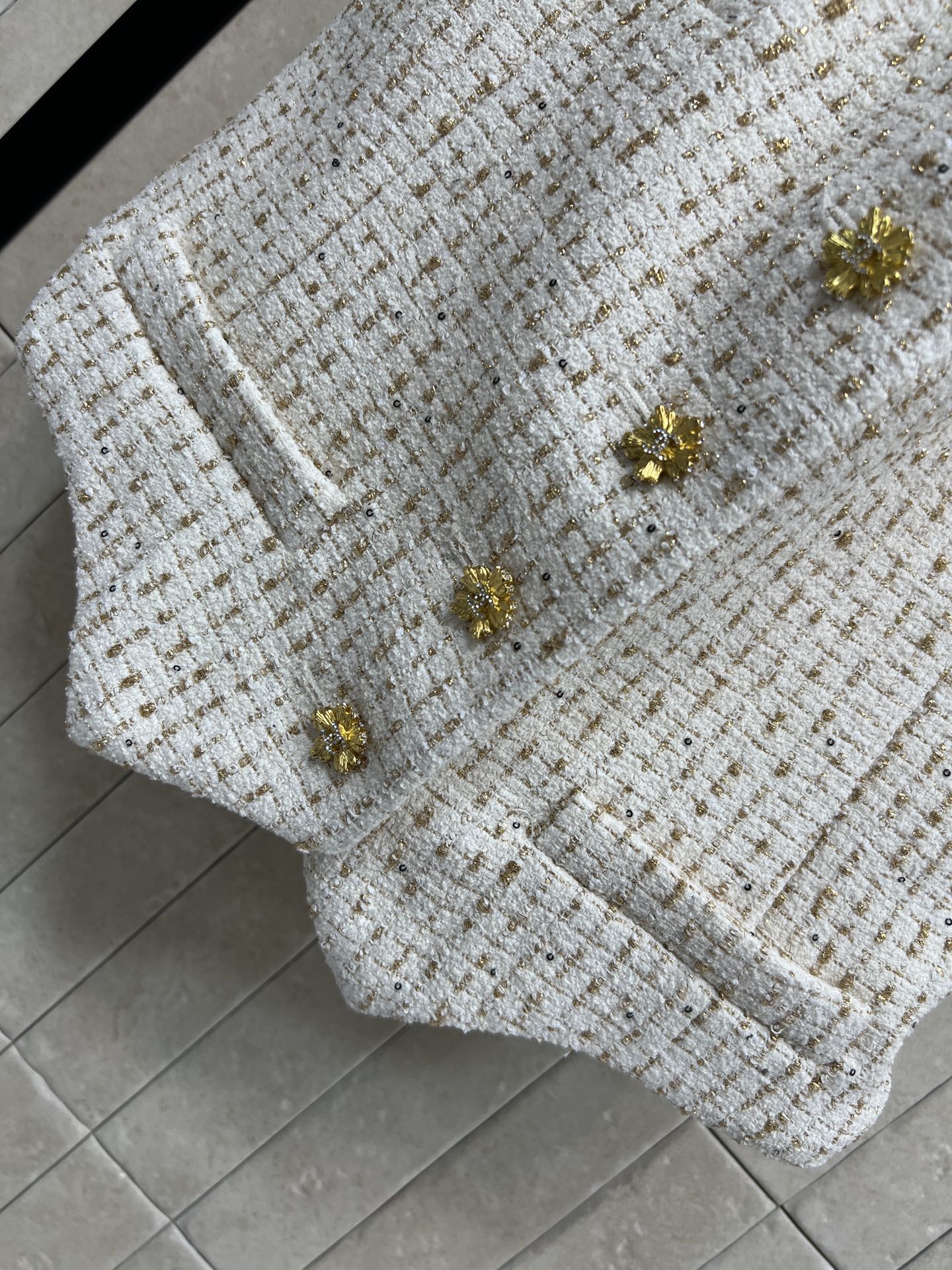 小香家 26早春新款 白金粗花呢挂脖马甲 经典粗花呢材质 米白＋金色细节点缀 精致感满满 挂脖设计修饰肩