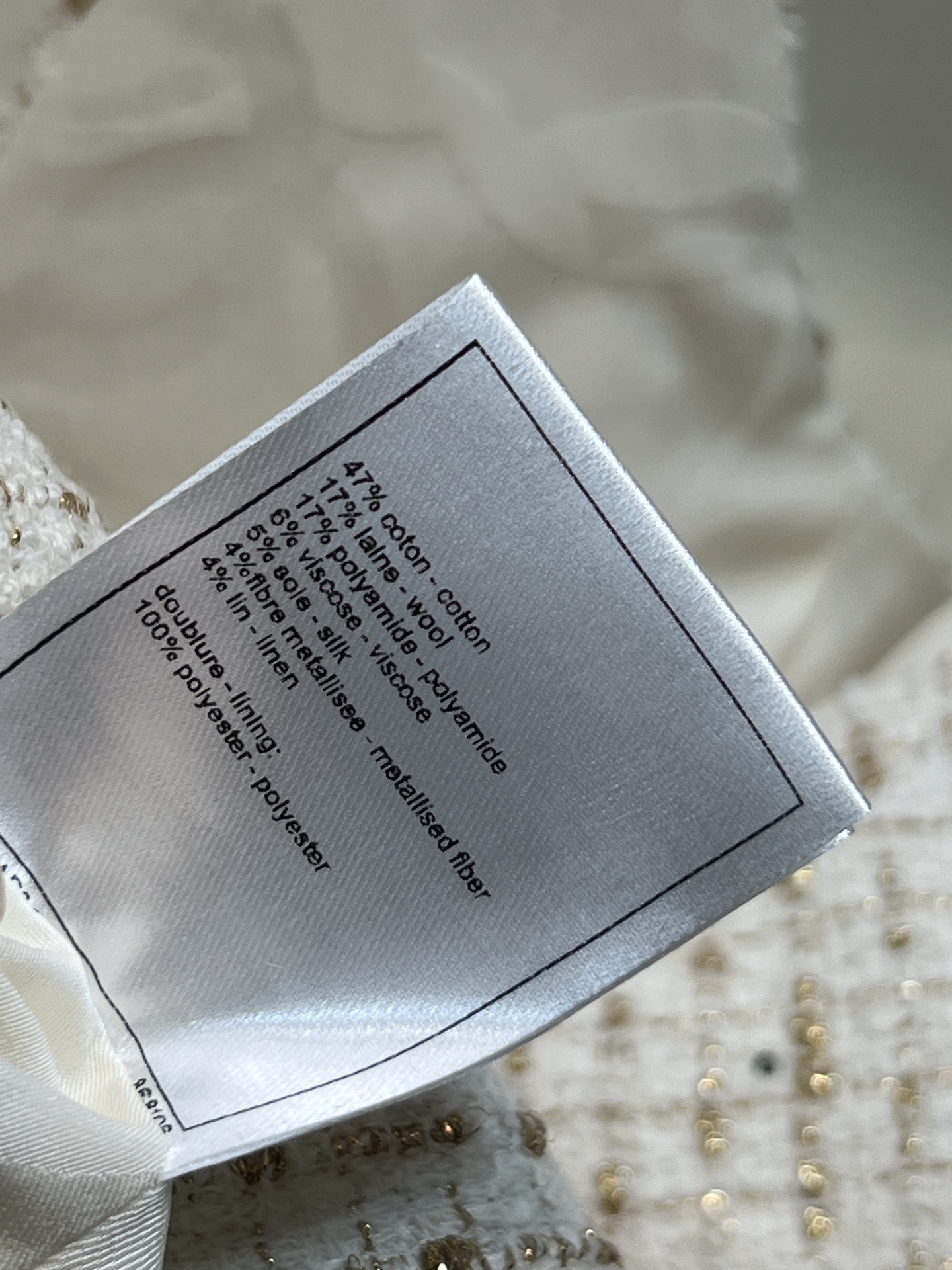 小香家 26早春新款 白金粗花呢挂脖马甲 经典粗花呢材质 米白＋金色细节点缀 精致感满满 挂脖设计修饰肩