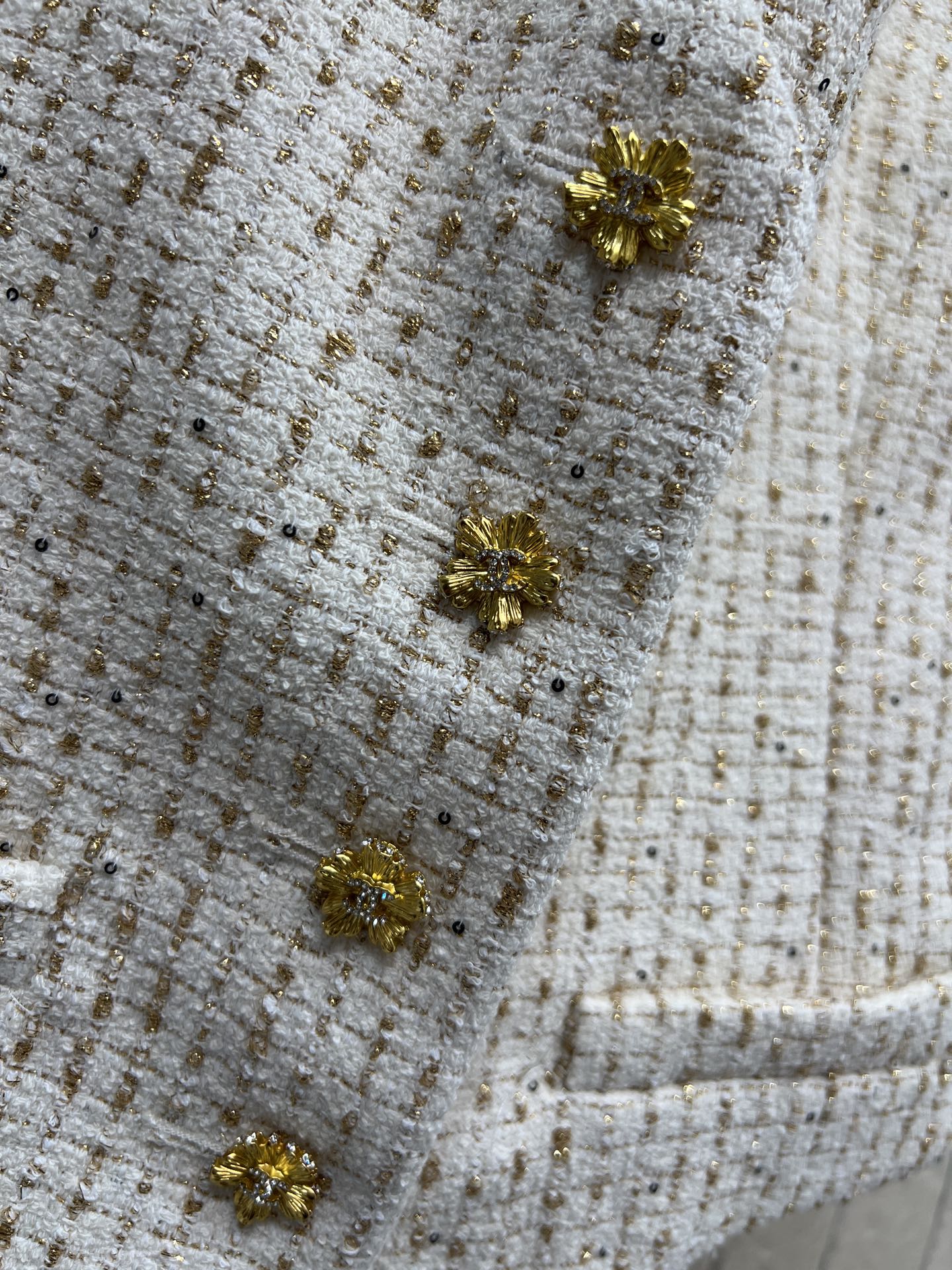 小香家 26早春新款 白金粗花呢挂脖马甲 经典粗花呢材质 米白＋金色细节点缀 精致感满满 挂脖设计修饰肩