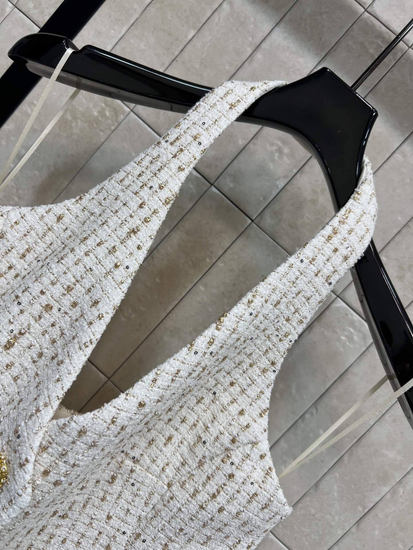 小香家 26早春新款 白金粗花呢挂脖马甲 经典粗花呢材质 米白＋金色细节点缀 精致感满满 挂脖设计修饰肩