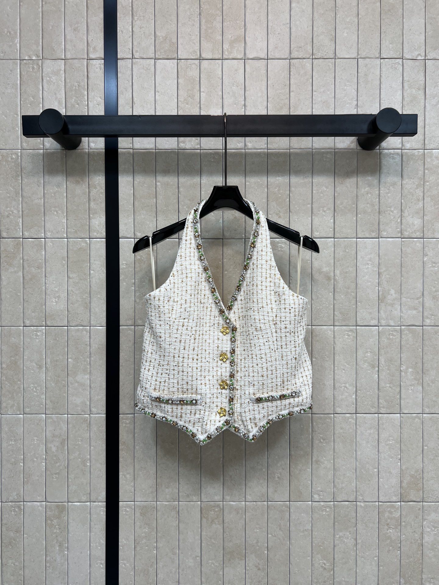 NO:710160,Xiaoxiangjia 26 early spring new style platinum tweed halter vest, classic tweed material, mainly white, embellished with green beading decoration, full of sophistication. The halter neck design modifies the shoulder and neck lines. It exposes just enough skin. It is great to wear alone or as an inner layer. The gold flower button details enhance the texture. The short version is perfect for matching with high-waisted pants or skirts. It can easily create an elegant and fashionable look. It can be easily used on vacation, commuting and formal occasions. Three codes in one color.  Size/S-M-L,,chanel,skirts,19860909小香家 26早春新款 白金粗花呢挂脖马甲 经典粗花呢材质 白色为主 点缀绿色串珠装饰 精致感满满 挂脖设计修饰肩颈线条 露肤度刚刚好 单穿或内搭都很出彩 金色花朵纽扣细节提升质感 短款版型超适合搭配高腰裤或裙装 轻松打造优雅时尚造型 度假、通勤、正式场合都能轻松驾驭 一色三码 Size/S-M-L,,chanel,skirts,,Women's clothing