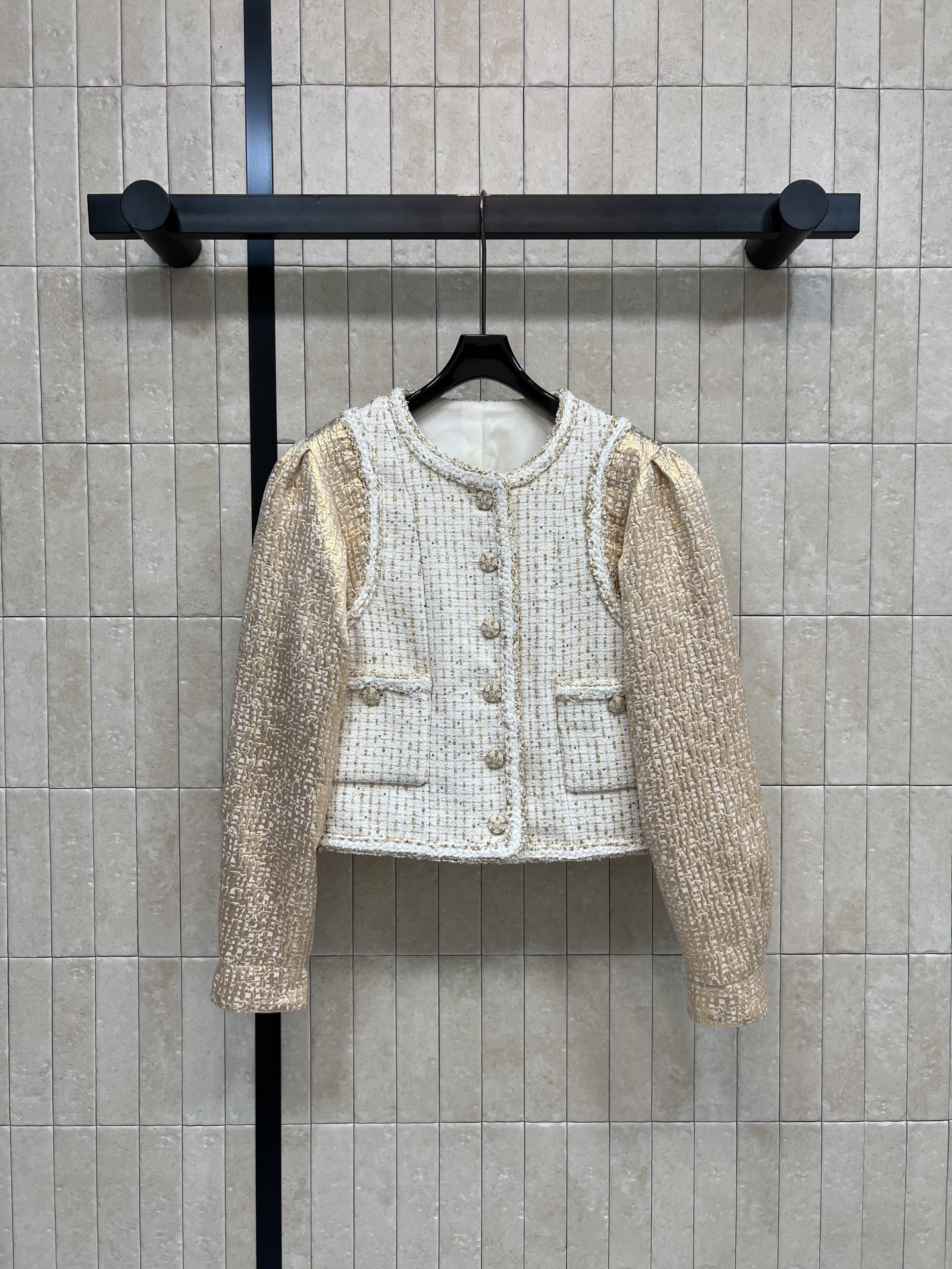 NO:710162,Xiaoxiangjia 26 early spring new style spliced tweed short jacket, classic small fragrance design, white tweed + gold yarn, elegant and high-end, round neck, symmetrical pockets and metal buttons, perfect details, gold yarn splicing on the sleeves, full of layering, short tailoring to show body proportions, looks great with high-waisted skirts or trousers, easily creates exquisite daily or formal looks, three sizes in one color Size/S-M-L,,chanel,skirts,jackets &  coats,19860909小香家 26早春新款 拼接粗花呢短外套 经典小香风设计 白色粗花呢+金色纱线 优雅又高级 圆领、对称口袋和金属纽扣 细节满分 袖子金色纱线拼接 层次感十足 短款剪裁超显身材比例 搭配高腰裙或裤装都很出彩 轻松打造精致日常或正式场合造型 一色三码 Size/S-M-L,,chanel,skirts,jackets & coats,,Women's clothing