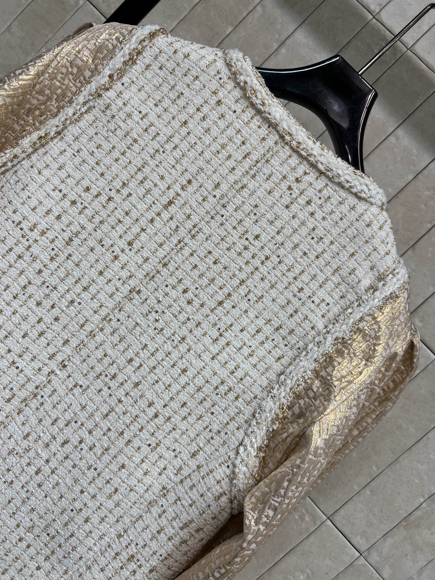 小香家 26早春新款 拼接粗花呢短外套 经典小香风设计 白色粗花呢+金色纱线 优雅又高级 圆领、对称口袋