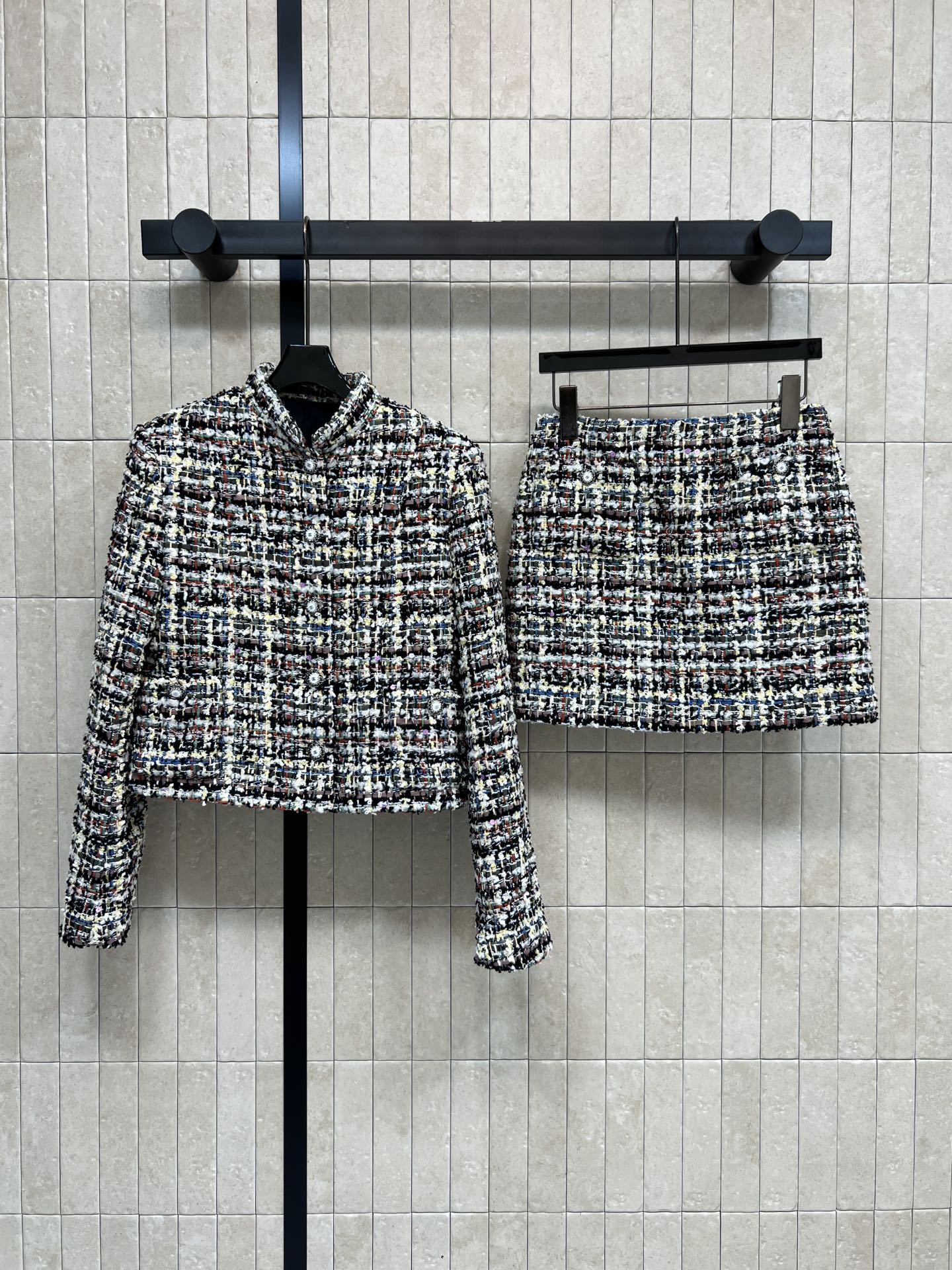 NO:710147,Jacket Banxiaoxiangjia 26 early spring new color tweed suit, stand-up collar short tweed jacket + high waist skirt, classic tweed material, intertwined fine colorful threads, super rich texture!  The stand-up collar design is neat and exquisite. The short cut makes you taller and slimmer. One upper body can be easily worn for daily or formal occasions. Elegant and fashionable. Three sizes in one color. Size/S-M-L,,chanel,skirts,jackets & coats,19860909外套 半小香家 26早春新款 彩色粗花呢套装 立领短款粗花呢外套+高腰短裙 经典粗花呢材质 细碎彩线交织 质感超丰富！立领设计利落精致 短款剪裁显高显瘦 一套上身日常或正式场合都能轻松驾驭 优雅又时髦 一色三码 Size/S-M-L,,chanel,skirts,jackets & coats,,Women's clothing