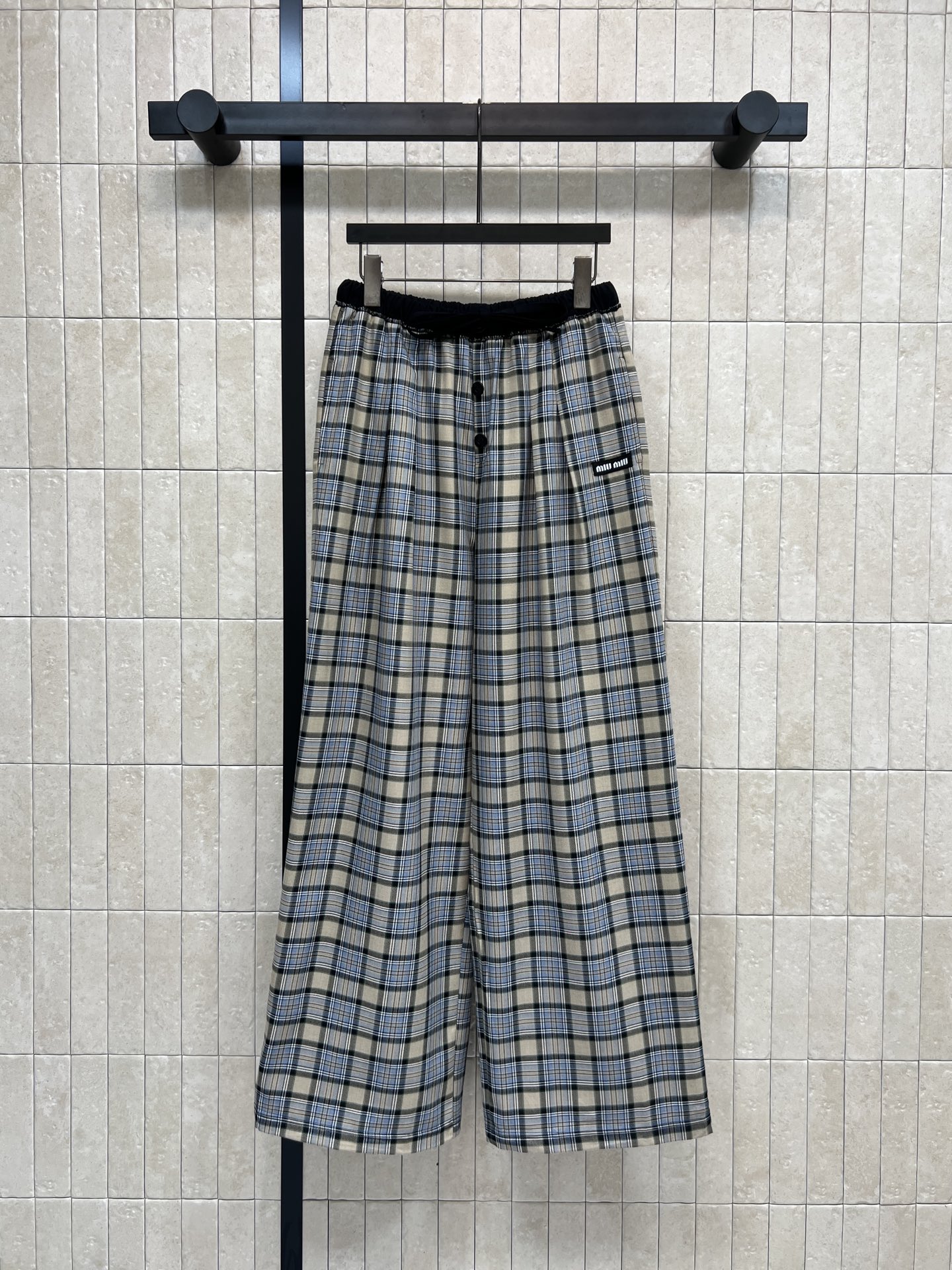 NO:710151,MIU's 26 early spring new style retro plaid wide-leg trousers, using blue, rice and black plaid, full of British college style, high waist + wide leg tailoring, modified leg shape, super slimming, pear-shaped figure friendly!  The fabric is soft and skin-friendly and has good drape. It is super comfortable to wear in spring and summer. The black drawstring elastic waistband is easy to put on and take off and is stable. It can be easily controlled for daily commuting and leisure. It is smart when paired with a suit jacket. It has a casual feel when paired with a sweater or sweater. A versatile and practical fashion item. One color and three sizes. Size/S-M-L,,miumiu,hoodie,sweatshirts,jackets & coats,sweaters,business suit,19860909MIU家 26早春新款 复古格子阔腿裤裤 采用蓝、米、黑三色格纹 英伦学院风满满 高腰+阔腿剪裁 修饰腿型超显瘦 梨形身材友好！面料柔软亲肤 垂感好 春夏穿超舒服 黑色抽绳松紧腰带 穿脱方便又稳固 日常通勤、休闲都能轻松驾驭 搭配西装外套干练 配毛衣或卫衣休闲感十足 百搭实用的时尚单品 一色三码 Size/S-M-L,,miumiu,hoodie,sweatshirts,jackets & coats,sweaters,business suit,,Women's clothing