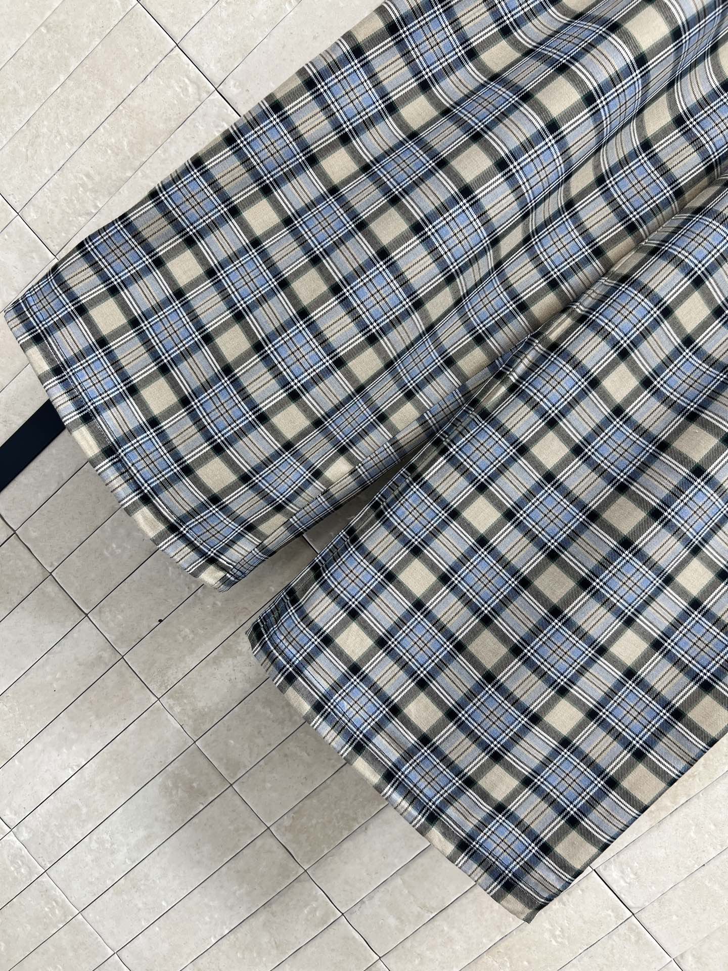 MIU家 26早春新款 复古格子阔腿裤裤 采用蓝、米、黑三色格纹 英伦学院风满满 高腰+阔腿剪裁 修饰腿