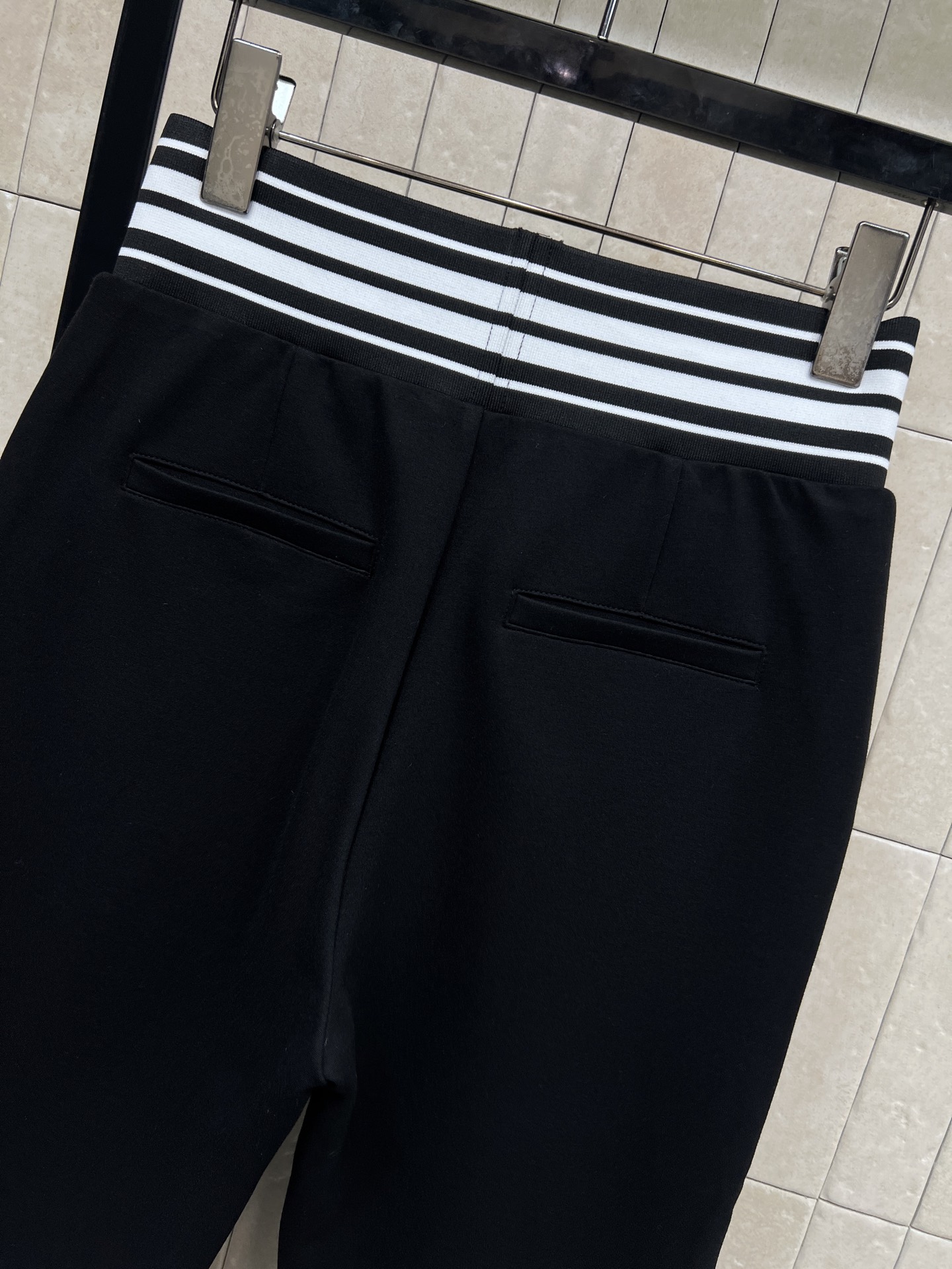 L家 26早春新款 条纹徽标松紧腰微喇休闲裤 这款高腰微喇休闲裤 采用黑色弹力面料 修身显瘦 微喇裤型拉