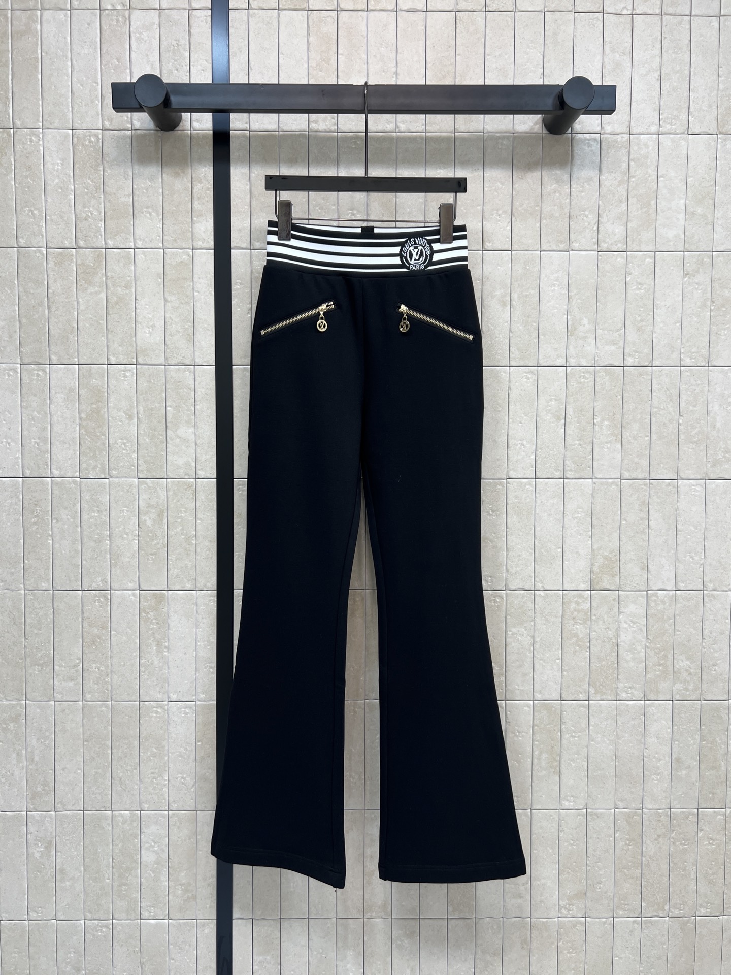 NO:710155,L's new 26 early spring style striped logo elastic waist and slightly flared casual pants. These high-waisted and flared casual pants are made of black elastic fabric. They are slim and slim. The flared pants lengthen the leg lines and make the legs appear taller and longer. The black and white striped logo elastic band at the waist + metal zipper decoration are full of fashion sense and the details are super!  The fabric is soft and skin-friendly. It is super comfortable to wear in spring and autumn. It can be easily used for daily commuting and casual occasions. It goes well with shirts or knitted cardigans. Three sizes in one color. Size/S-M-L,,louis vuitton,shirts,19860909L家 26早春新款 条纹徽标松紧腰微喇休闲裤 这款高腰微喇休闲裤 采用黑色弹力面料 修身显瘦 微喇裤型拉长腿部线条 显高显腿长 腰部黑白条纹徽标松紧带+金属拉链装饰 时尚感满满 细节超加分！面料柔软亲肤 春秋季节穿着超舒适 日常通勤、休闲场合都能轻松驾驭 搭配衬衫或针织开衫都很OK 一色三码 Size/S-M-L,,louis vuitton,shirts,,Women's clothing