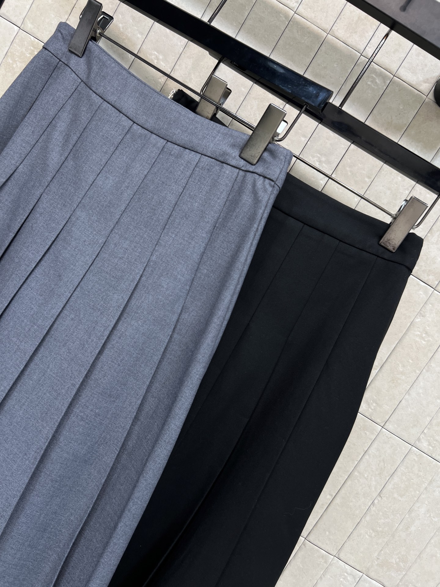 L家 26早春新款 老花皮扣百褶裙 老花皮革金属扣装饰超有质感 学院风+现代感兼具！裙身垂感好 褶皱精致