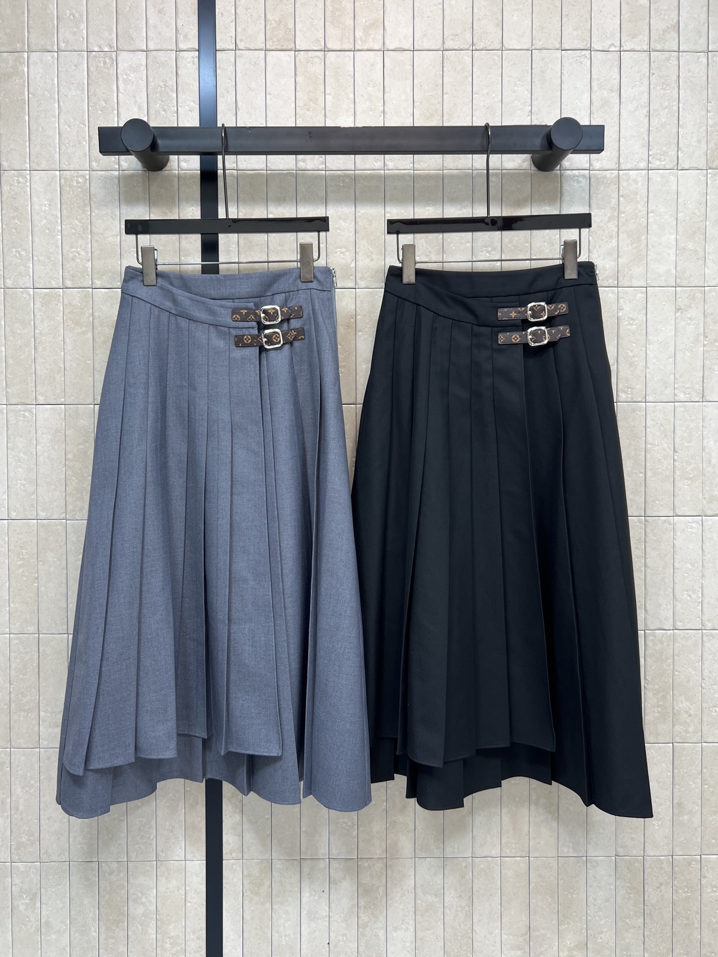 NO:710159,L's new 26 early spring style pleated skirt with presbyopic leather buttons. The presbyopic leather metal buckle decoration is super textured. It has both academic style and modern feeling!  The skirt has good drape and exquisite pleats. The front opening makes the design more flexible~ The double metal buckle webbing at the waist is perfect for details and can also modify the waistline. The mid-length style is super versatile and can be worn with knitted tops, shirts or suit jackets. It can be easily worn for commuting, campus, and daily outings!  Two colors and three sizes Size/S-M-L,,louis vuitton,skirts,jackets & coats,shirts,business suit,19860909L家 26早春新款 老花皮扣百褶裙 老花皮革金属扣装饰超有质感 学院风+现代感兼具！裙身垂感好 褶皱精致 前开又设计更灵动~腰部双金属扣织带 细节满分 还能修饰腰线哦 中长款超百搭 配针织上衣、衬衫或西装外套都OK 通勤、校园、日常出街都能轻松驾驭！两色三码 Size/S-M-L,,louis vuitton,skirts,jackets & coats,shirts,business suit,,Women's clothing