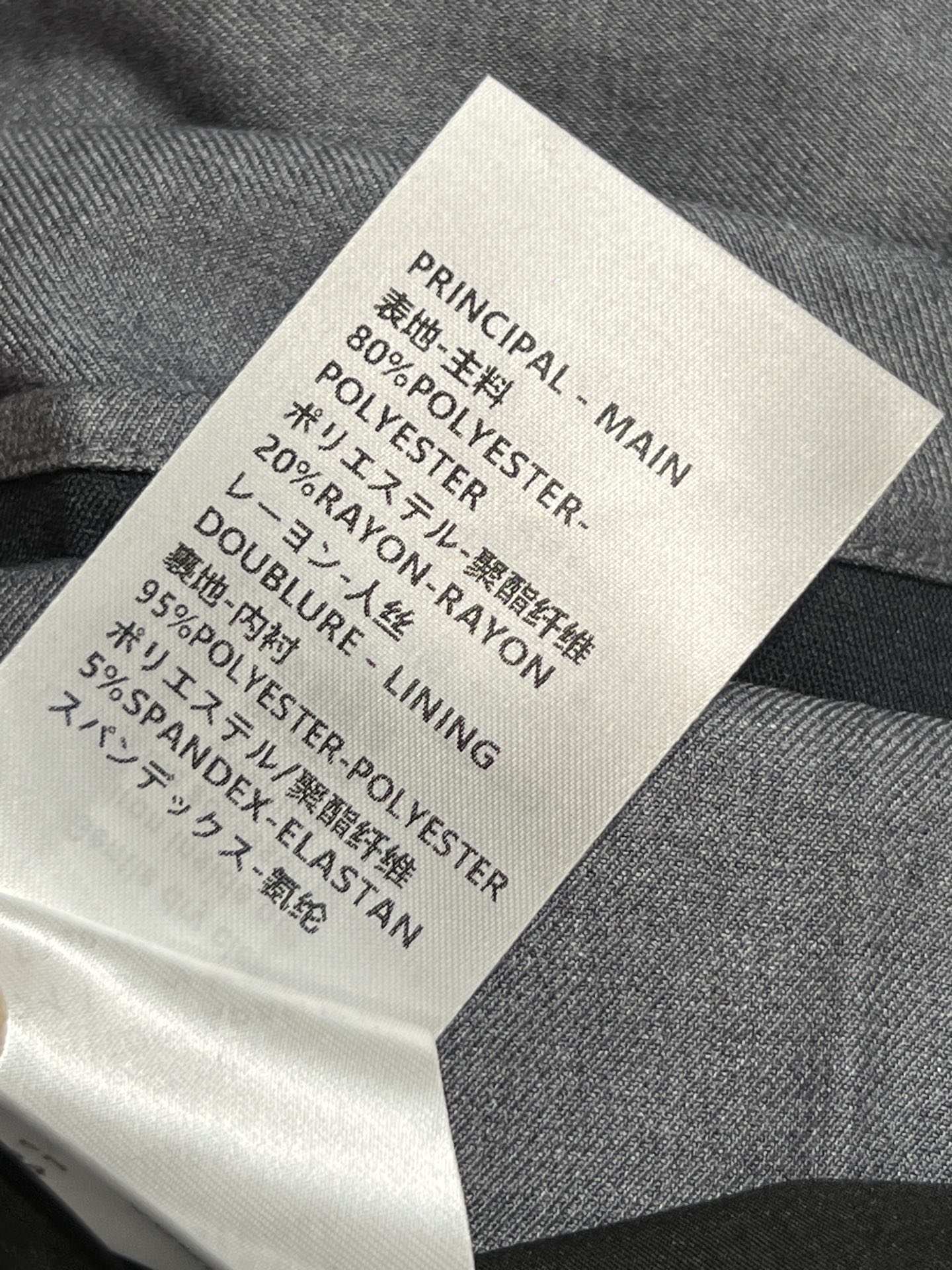 L家 26早春新款 老花皮扣百褶裙 老花皮革金属扣装饰超有质感 学院风+现代感兼具！裙身垂感好 褶皱精致