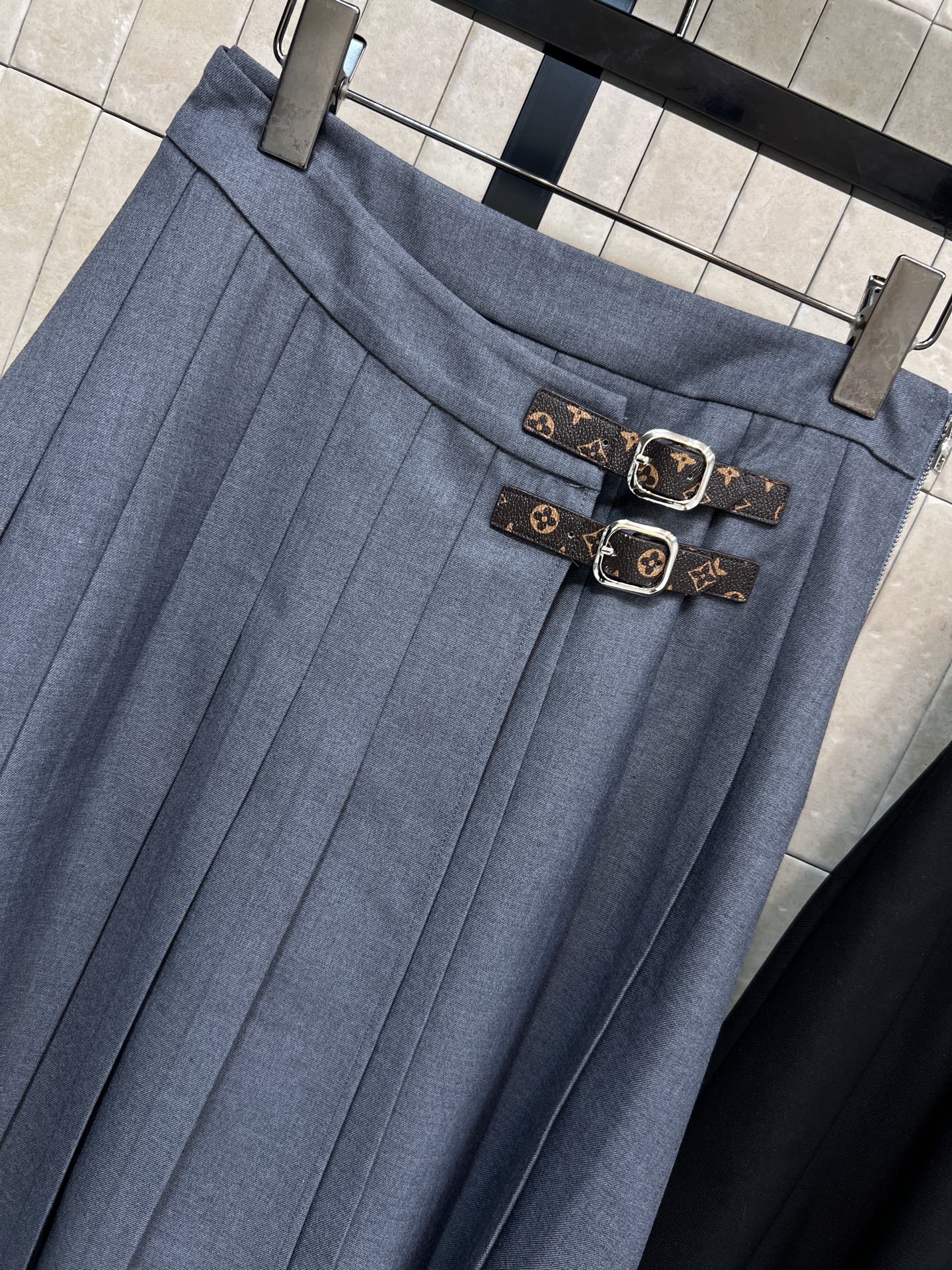 L家 26早春新款 老花皮扣百褶裙 老花皮革金属扣装饰超有质感 学院风+现代感兼具！裙身垂感好 褶皱精致