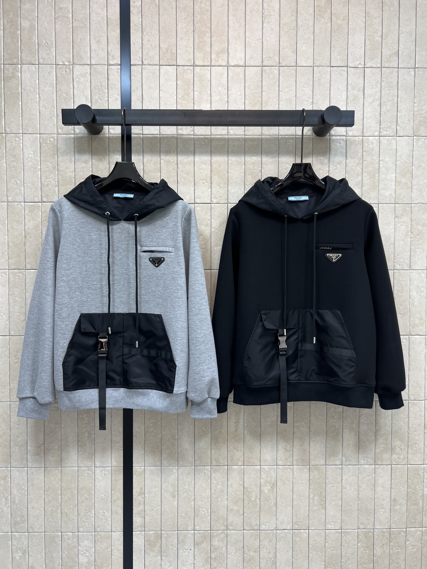 NO:710163,PD Home 26 early spring new style spliced ​​hooded sweatshirt, black nylon splicing, simple and detailed!  The triangular logo on the chest is very recognizable. Nylon pockets are decorated with functional buckles. Practical and fashionable. Loose fit. Can be easily used in daily casual and street style. It goes well with sneakers or overalls. Comfortable and stylish. Two colors and three sizes. Size/S-M-L, dior, sneakers, hoodie, sweatshirts, hats,19860909PD家 26早春新款 拼接连帽卫衣 黑色尼龙拼接 简约又有细节感！胸前三角徽标超有辨识度 尼龙口袋配机能扣装饰 实用又时髦 宽松版型 日常休闲、街头风都能轻松驾驭 搭配运动鞋或工装裤都很出彩 舒适又有型 两色三码 Size/S-M-L,,dior,sneakers,hoodie,sweatshirts,hats,,Women's clothing