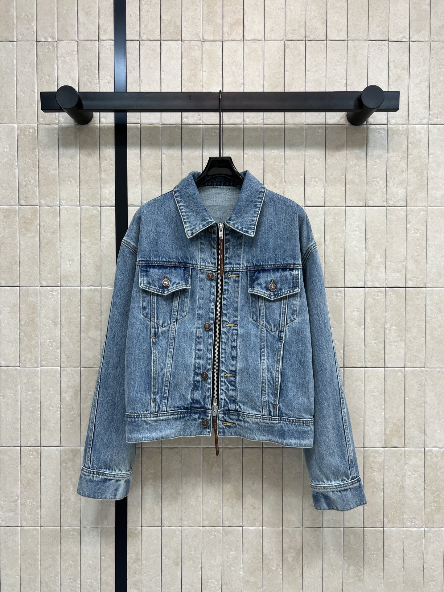 NO:710164,CE Home's 26th early spring new style, buttoned denim jacket, made of light blue washed denim fabric, full of retro and distressed feel, short and loose fit, super friendly to the body, zipper + button placket design, easy to put on and take off with a layered feel, double flap pockets on the chest + shoulder seams, full of details, logo leather patch decoration on the back, highly recognizable, highly versatile, no matter with T-shirt, dress or jeans, you can easily create a casual retro style, three codes in one color  Size/S-M-L,,skirts,jeans,jackets & coats,tees,t-shirt,19860909CE家 26早春新款 排扣装饰牛仔夹克 采用浅蓝色水洗丹宁面料 复古做旧感满满 短款宽松版型 对身材超友好 拉链+纽扣门襟设计 穿脱方便又有层次感 胸前双翻盖口袋+肩部接缝 细节感十足 后面logo皮牌装饰 辨识度高 百搭属性超强 无论配T恤、连衣裙还是牛仔裤 都能轻松打造休闲复古风 一色三码 Size/S-M-L,,skirts,jeans,jackets & coats,tees，t-shirt,,Women's clothing