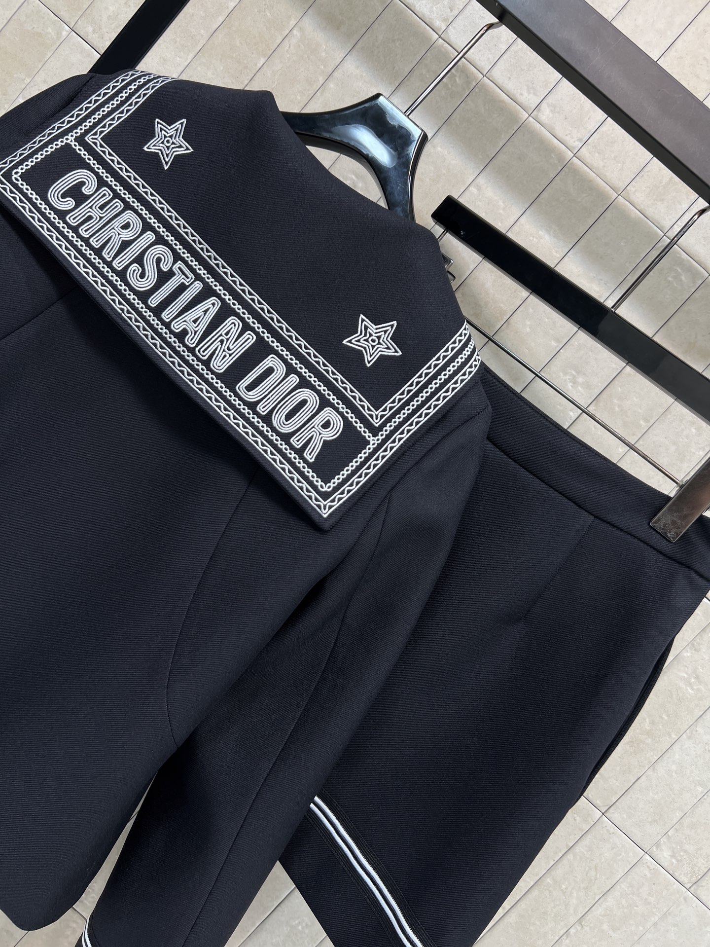 D家 26早春新款 海军风套装 海军领短款外套+高腰短裙 深海军蓝配白色条纹 简约又有细节感 经典海军领