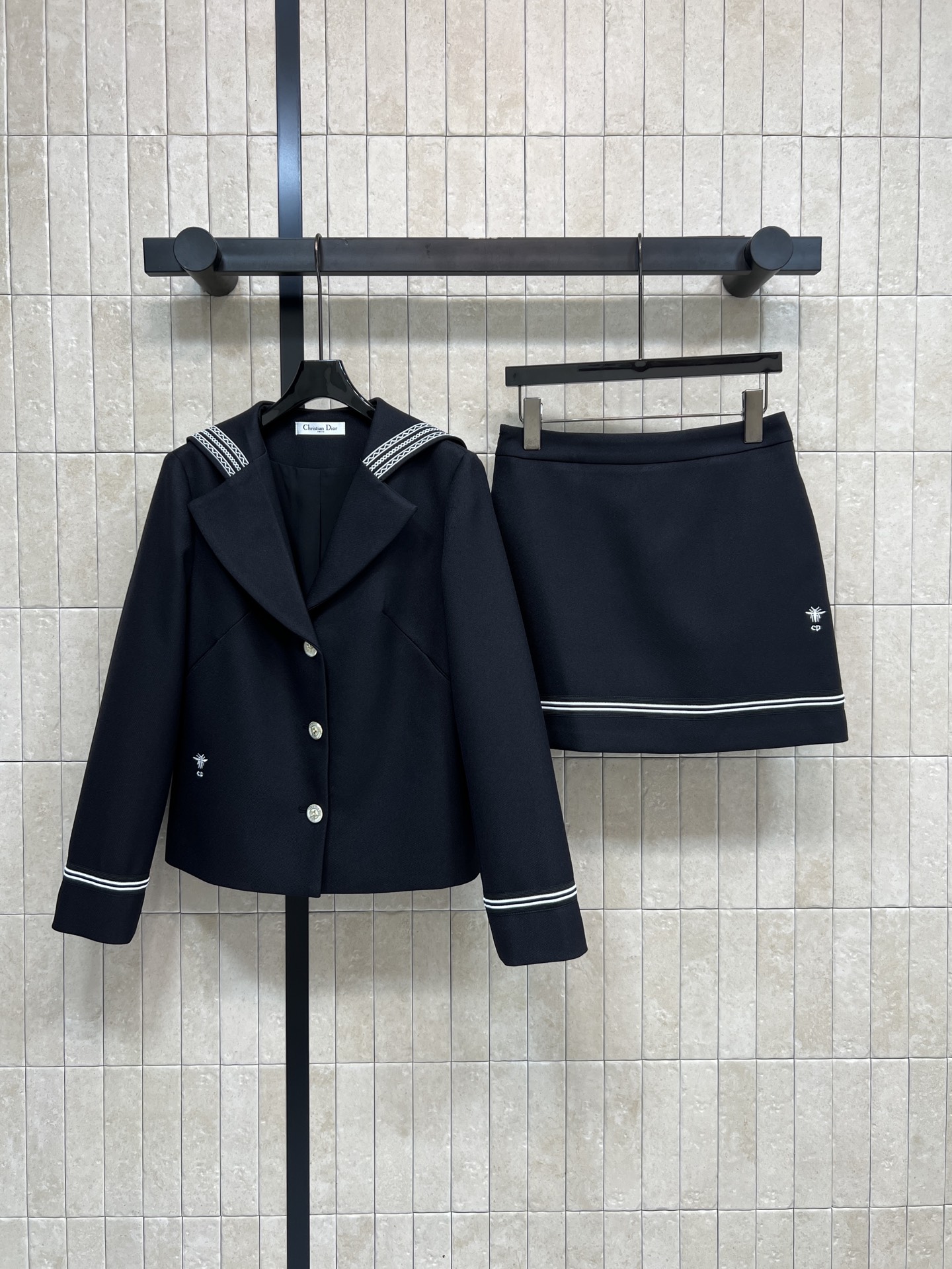 NO:710170,D Home 26 early spring new style navy suit, navy collar short jacket + high waist skirt, dark navy with white stripes, simple and detailed, classic navy collar + logo five-pointed star embroidery decoration, cuffs and collar stripes are very recognizable, skirt side stripes echo the classic little bee logo embroidery, full of brand sense!  Polyester blended material, stiff and stylish, can be easily used for daily commuting or formal occasions. Elegant and capable ~ one color and three sizes. Size/S-M-L,, dior, skirts, jackets & coats,19860909D家 26早春新款 海军风套装 海军领短款外套+高腰短裙 深海军蓝配白色条纹 简约又有细节感 经典海军领+logo五角星刺绣装饰 袖口和领口条纹超有辨识度 半身裙侧边条纹呼应 经典小蜜蜂标志刺绣 品牌感满满！聚酯纤维混纺材质 挺括有型 日常通勤或正式场合都能轻松驾驭 优雅又干练~一色三码 Size/S-M-L,,dior,skirts,jackets & coats,,Women's clothing