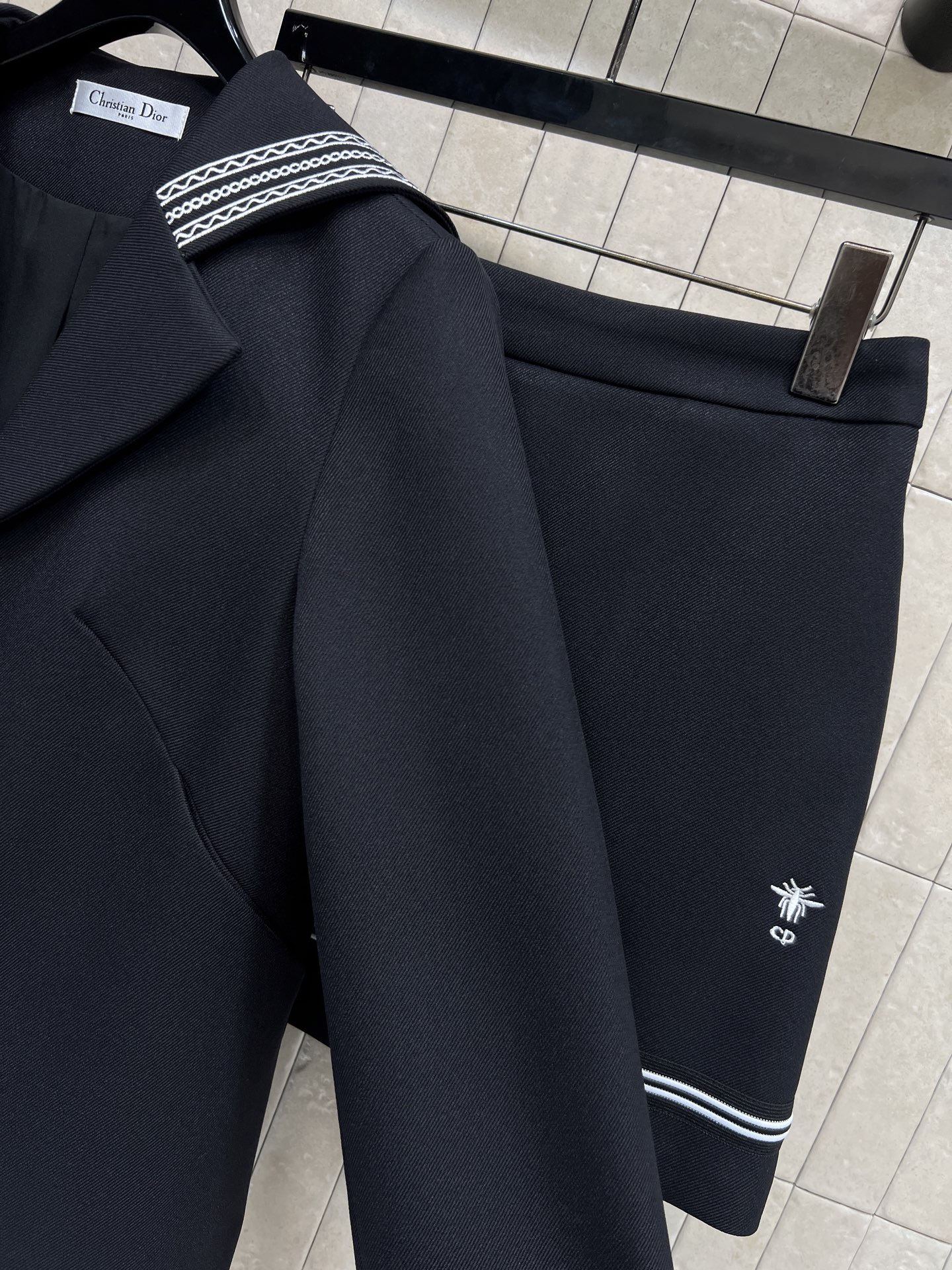 D家 26早春新款 海军风套装 海军领短款外套+高腰短裙 深海军蓝配白色条纹 简约又有细节感 经典海军领