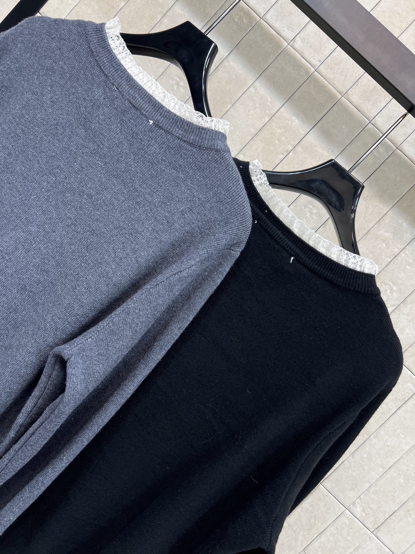 MIU家 26早春新款 蕾丝花边圆领针织开衫 柔软针织面料 舒适又保暖 秋冬穿超合适！圆领蕾丝花边装饰 