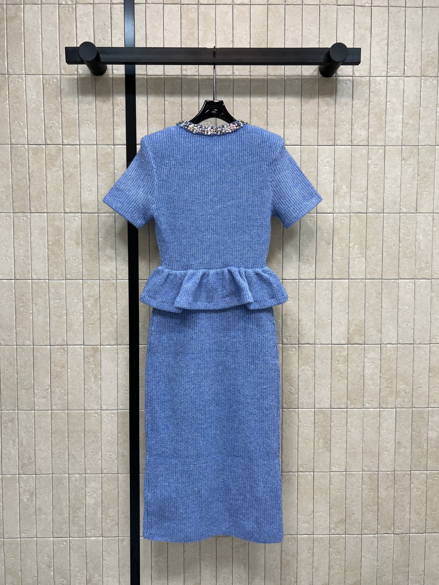 Self家 26早春新款 薄雾蓝钻饰针织连衣裙 假两件设计 短袖+修身剪裁 优雅气质满分 领口和纽扣点缀