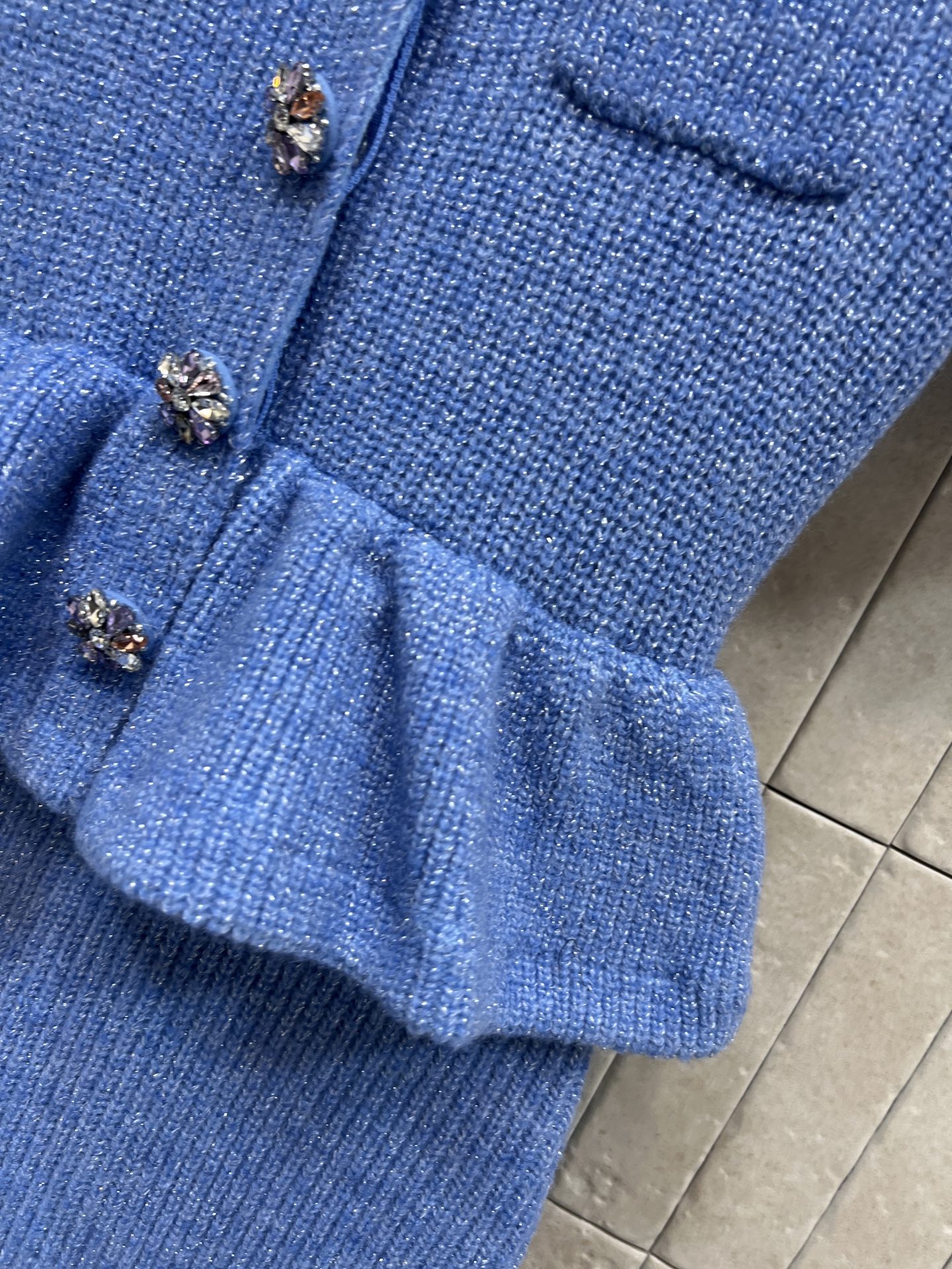 Self家 26早春新款 薄雾蓝钻饰针织连衣裙 假两件设计 短袖+修身剪裁 优雅气质满分 领口和纽扣点缀