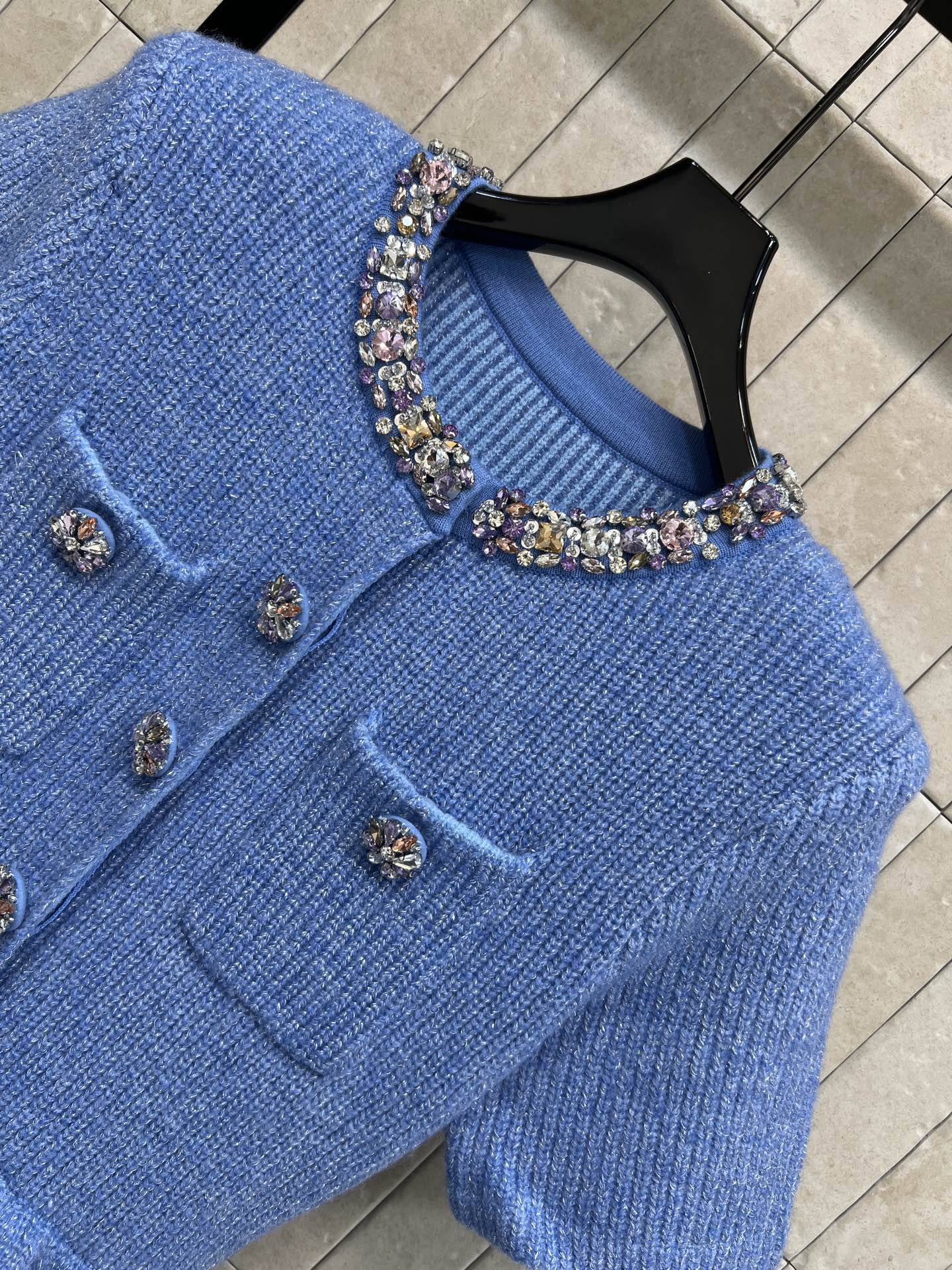 Self家 26早春新款 薄雾蓝钻饰针织连衣裙 假两件设计 短袖+修身剪裁 优雅气质满分 领口和纽扣点缀