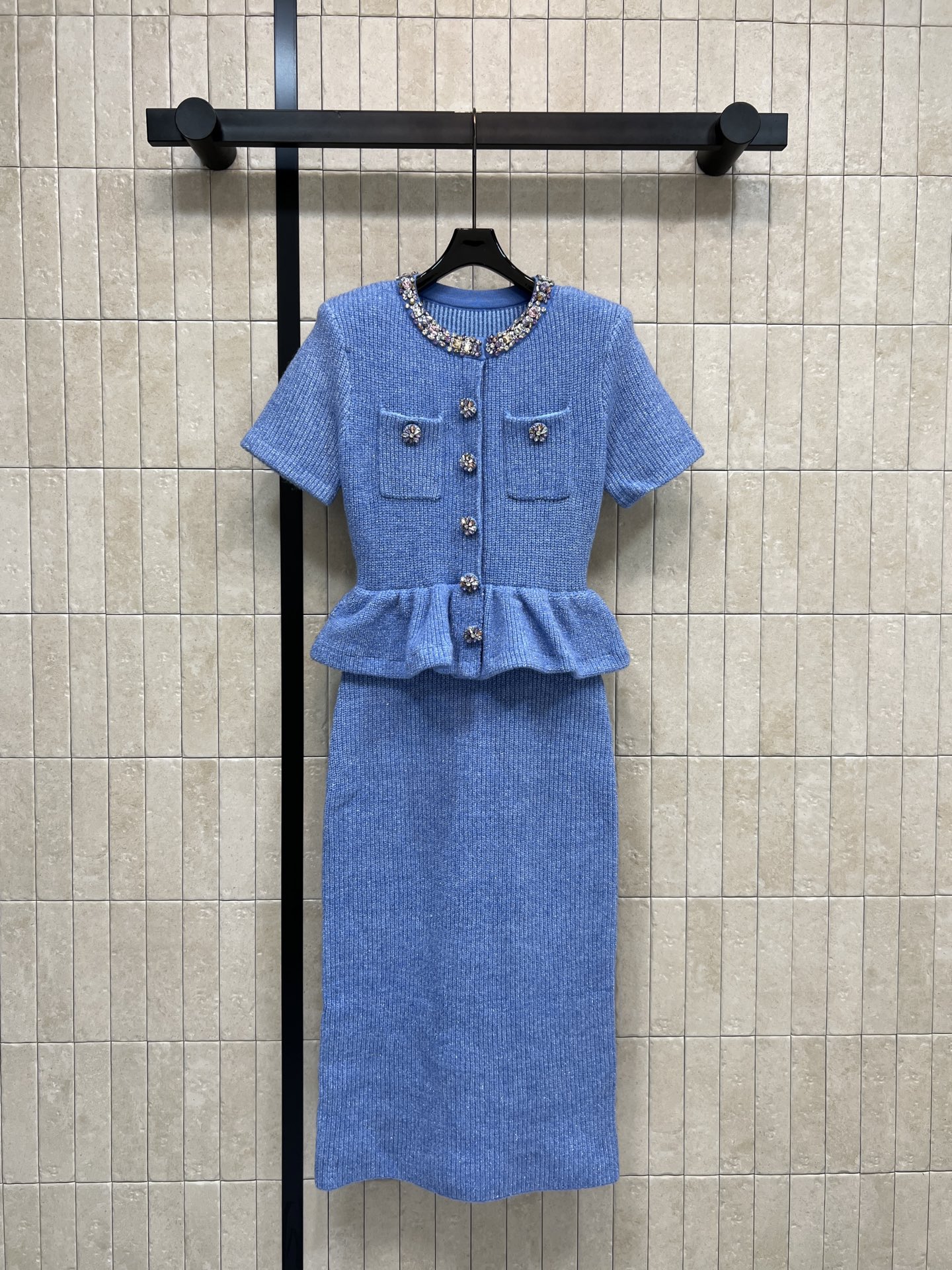 NO:710179,Self's 26 early spring new model, mist blue diamond-embellished knitted dress, fake two-piece design, short sleeves + slim fit, perfect elegance, collar and buttons embellished with colorful diamonds, ultra-exquisite details, mist blue, white and gentle, suitable for important occasions such as banquets and parties. The knitted material is light and comfortable, just right for spring and autumn. Pair with high heels or clutch bag, easy to get a ladylike look. Three sizes in one color Size/S-M-L,,fendi,high  heels,handbag,skirts,T-shirt,19860909Self家 26早春新款 薄雾蓝钻饰针织连衣裙 假两件设计 短袖+修身剪裁 优雅气质满分 领口和纽扣点缀彩色钻饰 细节超精致 薄雾蓝显白又温柔 适合宴会、聚会等重要场合穿搭 针织材质轻薄舒适 春秋季穿着刚刚好 搭配高跟鞋或手拿包 轻松get名媛风造型 一色三码 Size/S-M-L,,fendi,high heels,handbag,skirts,T-shirt,,Women's clothing