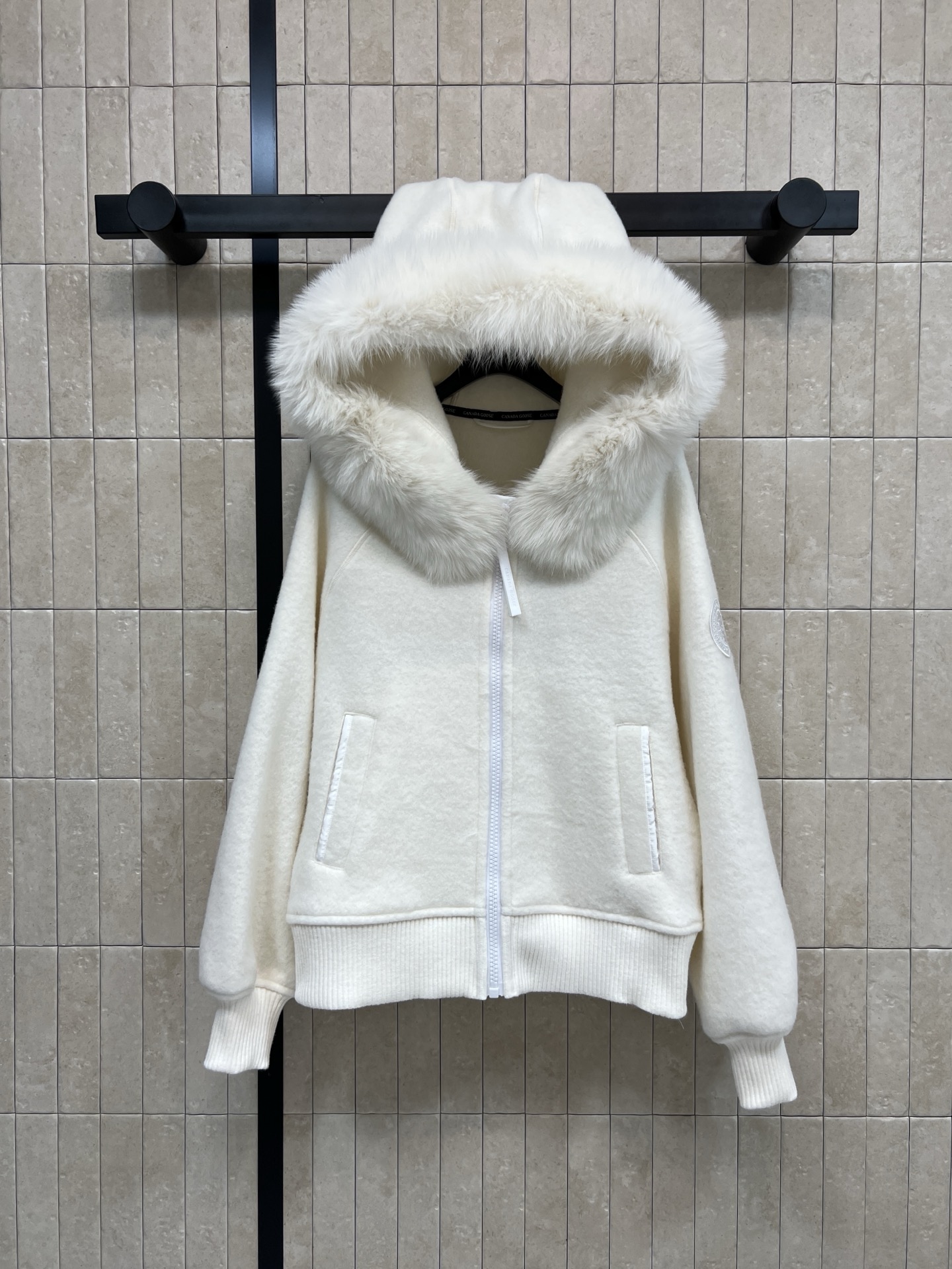 NO:710185,MO Home 26 early spring new style large fur collar hooded wool jacket with detachable fox fur collar, warm and fashionable!  The zipper design is super convenient. The loose fit is lazy and casual. It is very suitable for autumn and winter. The white and gray are fresh and versatile. It looks good with jeans and skirts. It can be worn for commuting and leisure. Two colors and three sizes, skirts, jeans, jackets & coats, hats,19860909MO家 26早春新款 大毛领连帽羊毛外套 可拆卸狐狸毛领 保暖又时髦！拉链设计超方便 宽松版型慵懒随性 秋冬穿超合适 白色灰色清新百搭 随便配牛仔裤、半裙都好看 通勤休闲都能hold住 两色三码,,skirts,jeans,jackets & coats,hats,,Women's clothing