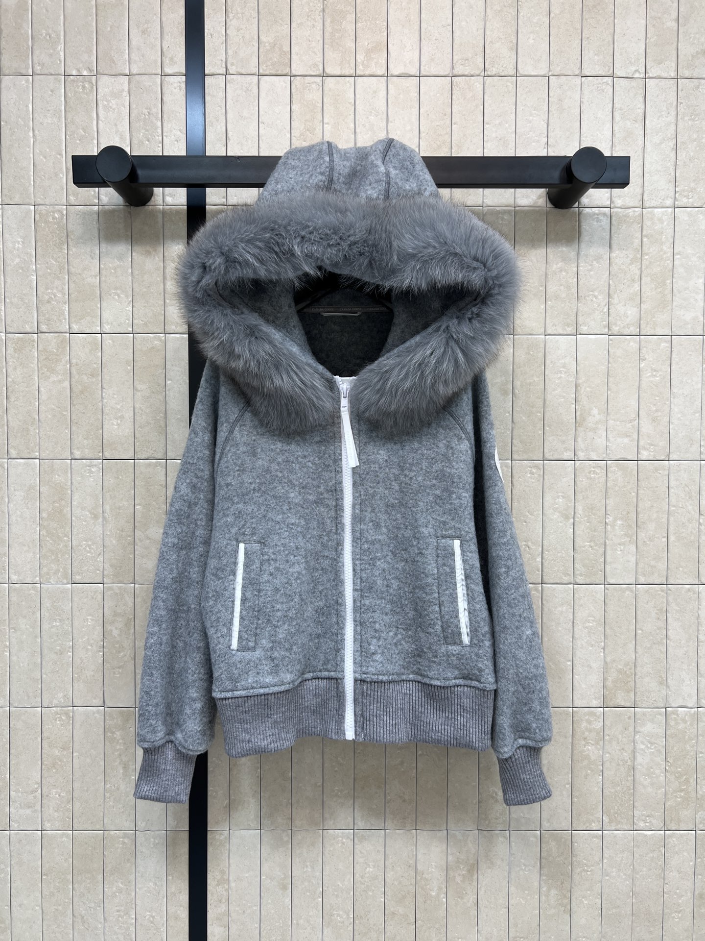 NO:710190,MO Home 26 early spring new style large fur collar hooded wool jacket with detachable fox fur collar, warm and fashionable!  The zipper design is super convenient. The loose fit is lazy and casual. It is very suitable for autumn and winter. The white and gray are fresh and versatile. It looks good with jeans and skirts. It can be worn for commuting and leisure. Two colors and three sizes, skirts, jeans, jackets & coats, hats,19860909MO家 26早春新款 大毛领连帽羊毛外套 可拆卸狐狸毛领 保暖又时髦！拉链设计超方便 宽松版型慵懒随性 秋冬穿超合适 白色灰色清新百搭 随便配牛仔裤、半裙都好看 通勤休闲都能hold住 两色三码,,skirts,jeans,jackets & coats,hats,,Women's clothing