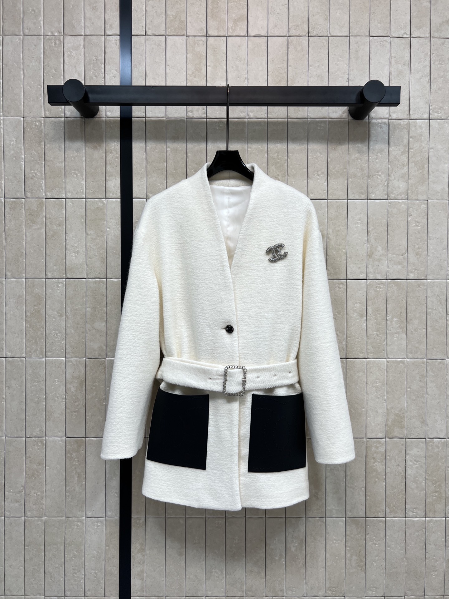 NO:710180,Xiaoxiangjia 26 new early spring wool waisted jacket with logo brooch, leather splicing pockets + rhinestone belt, perfect details, waist design to modify the body shape, elegant and easy to control, double C brooch logo on the left chest, high brand recognition!  The first choice for autumn and winter wear. Pair with shark pants, short boots or tote bag. Easily get the style of a celebrity or the style of a lazy rich man. Three colors and three sizes. Size/S-M-L,,chanel,boots,totes,jackets & coats,brooch,breastpin,19860909小香家 26早春新款 logo胸针羊毛收腰外套 皮质拼接口袋+水钻腰带 细节满分 收腰设计修饰身形 优雅气质轻松拿捏 左胸双C胸针标志 品牌辨识度超高！秋冬穿搭首选 搭配鲨鱼裤、短靴或托特包 轻松get名媛风or慵懒豪门风 三色三码 Size/S-M-L,,chanel,boots,totes,jackets & coats,brooch，breastpin,,Women's clothing