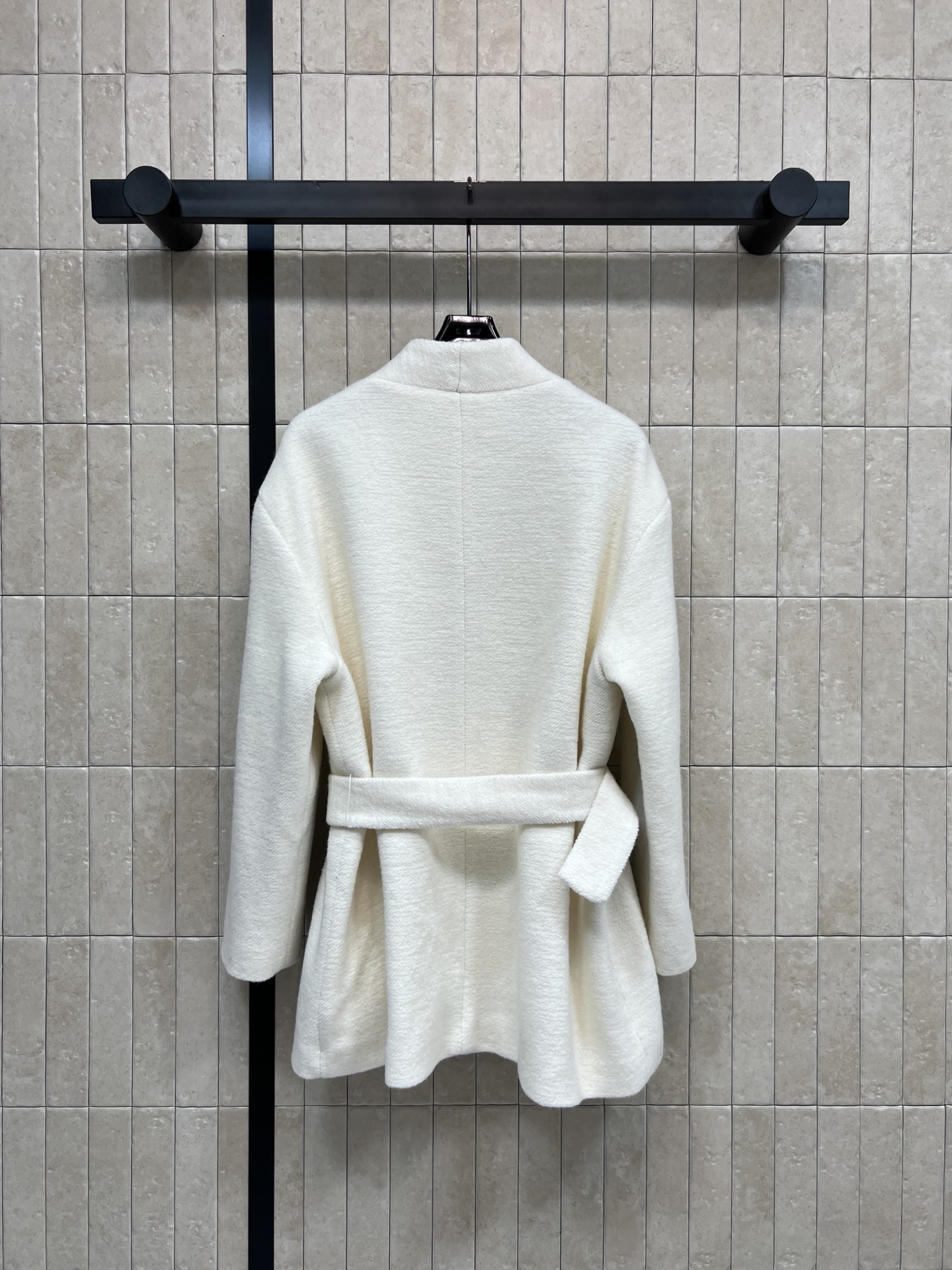 小香家 26早春新款 logo胸针羊毛收腰外套 皮质拼接口袋+水钻腰带 细节满分 收腰设计修饰身形 优雅