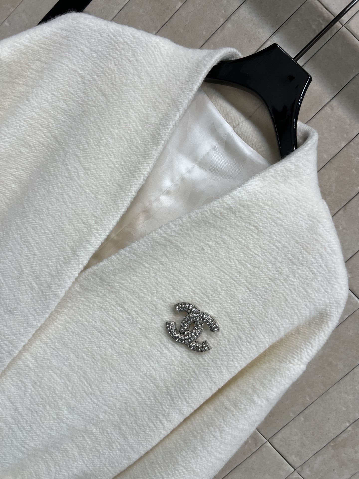 小香家 26早春新款 logo胸针羊毛收腰外套 皮质拼接口袋+水钻腰带 细节满分 收腰设计修饰身形 优雅