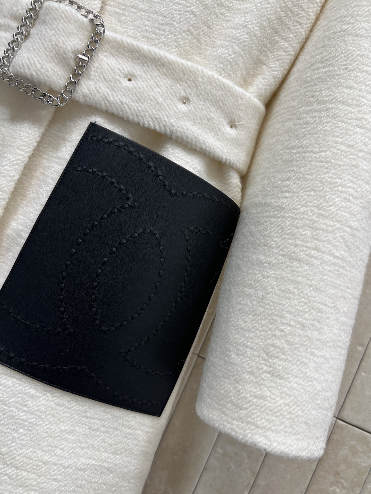 小香家 26早春新款 logo胸针羊毛收腰外套 皮质拼接口袋+水钻腰带 细节满分 收腰设计修饰身形 优雅