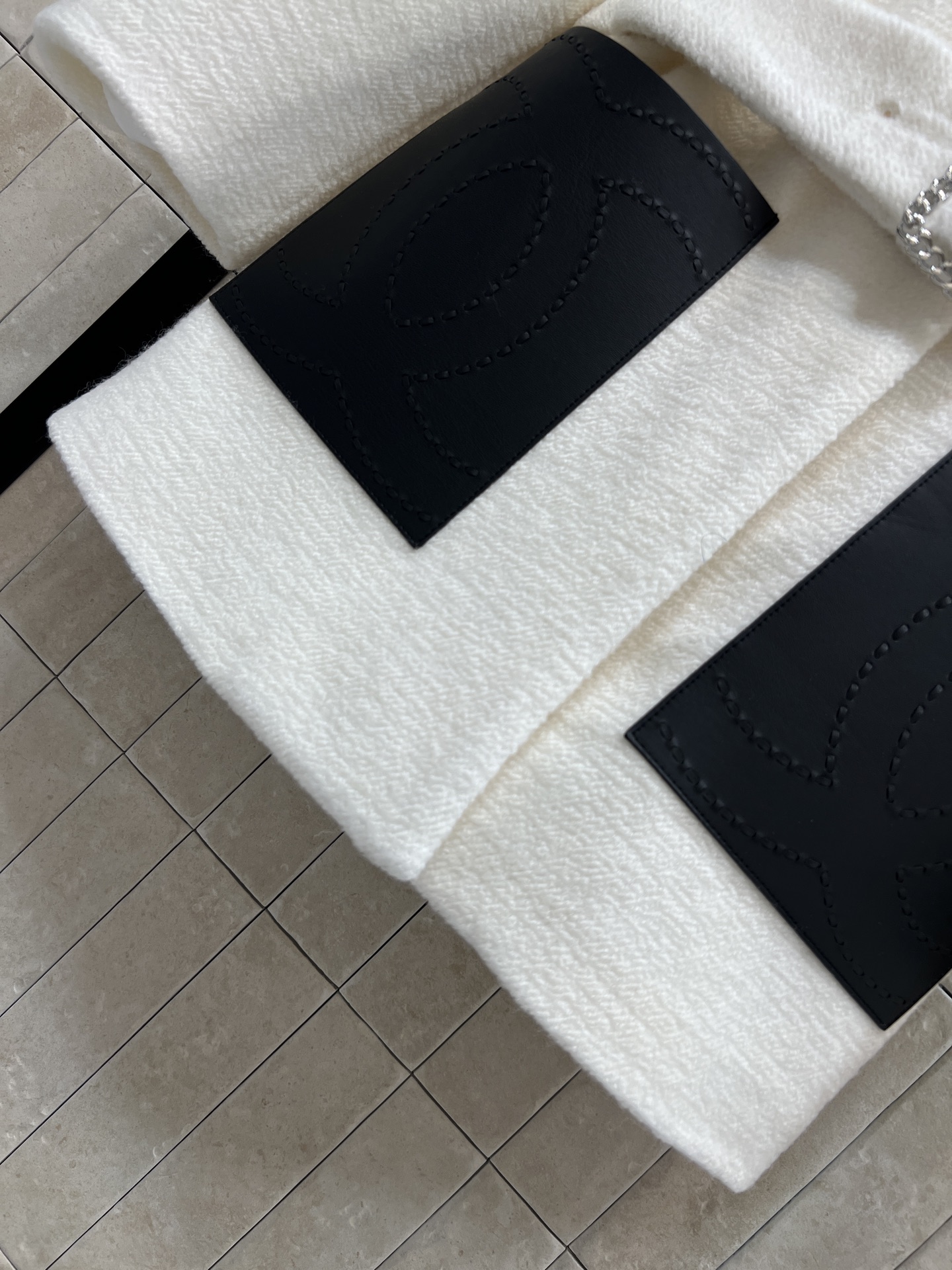 小香家 26早春新款 logo胸针羊毛收腰外套 皮质拼接口袋+水钻腰带 细节满分 收腰设计修饰身形 优雅