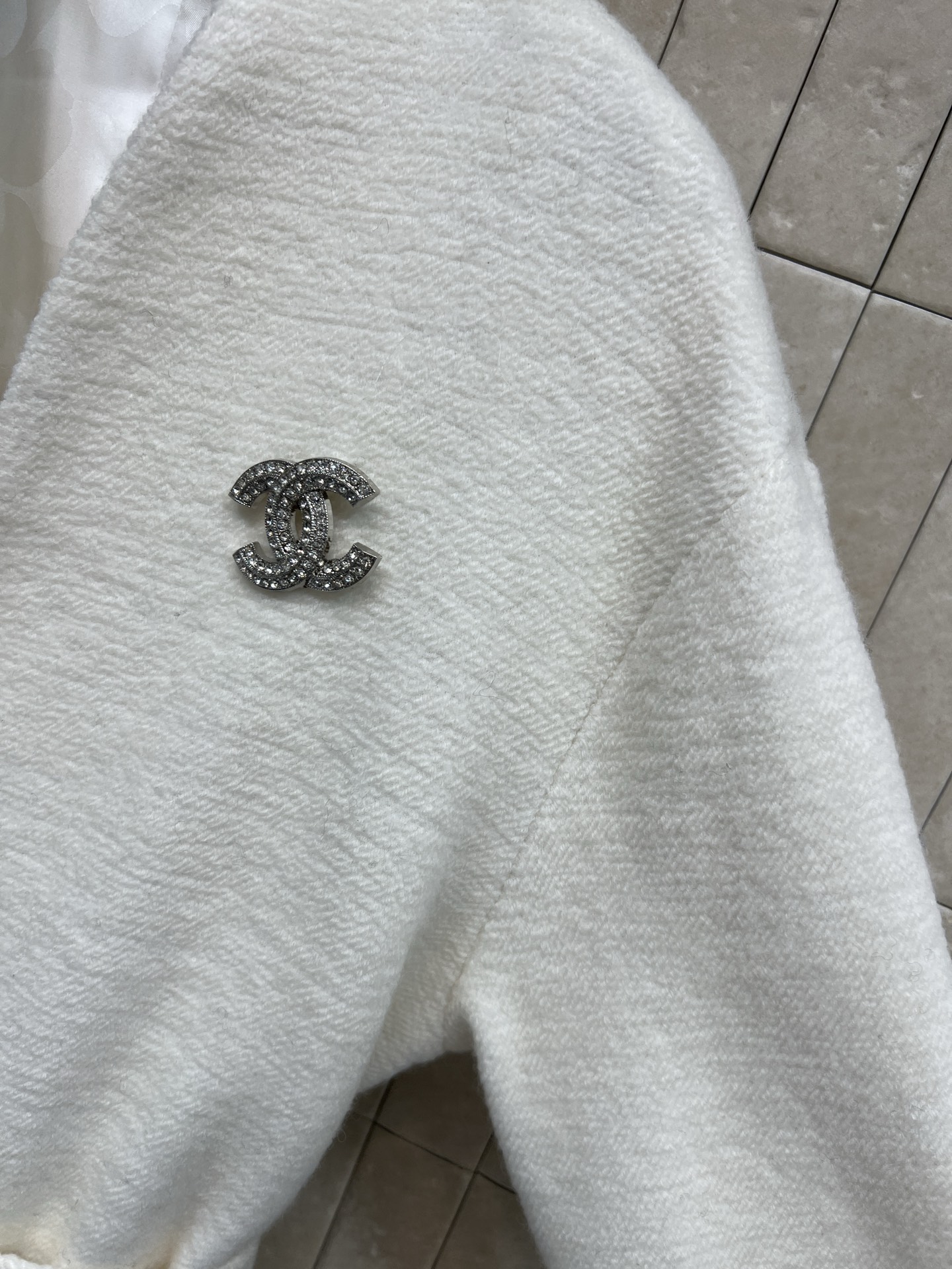 小香家 26早春新款 logo胸针羊毛收腰外套 皮质拼接口袋+水钻腰带 细节满分 收腰设计修饰身形 优雅