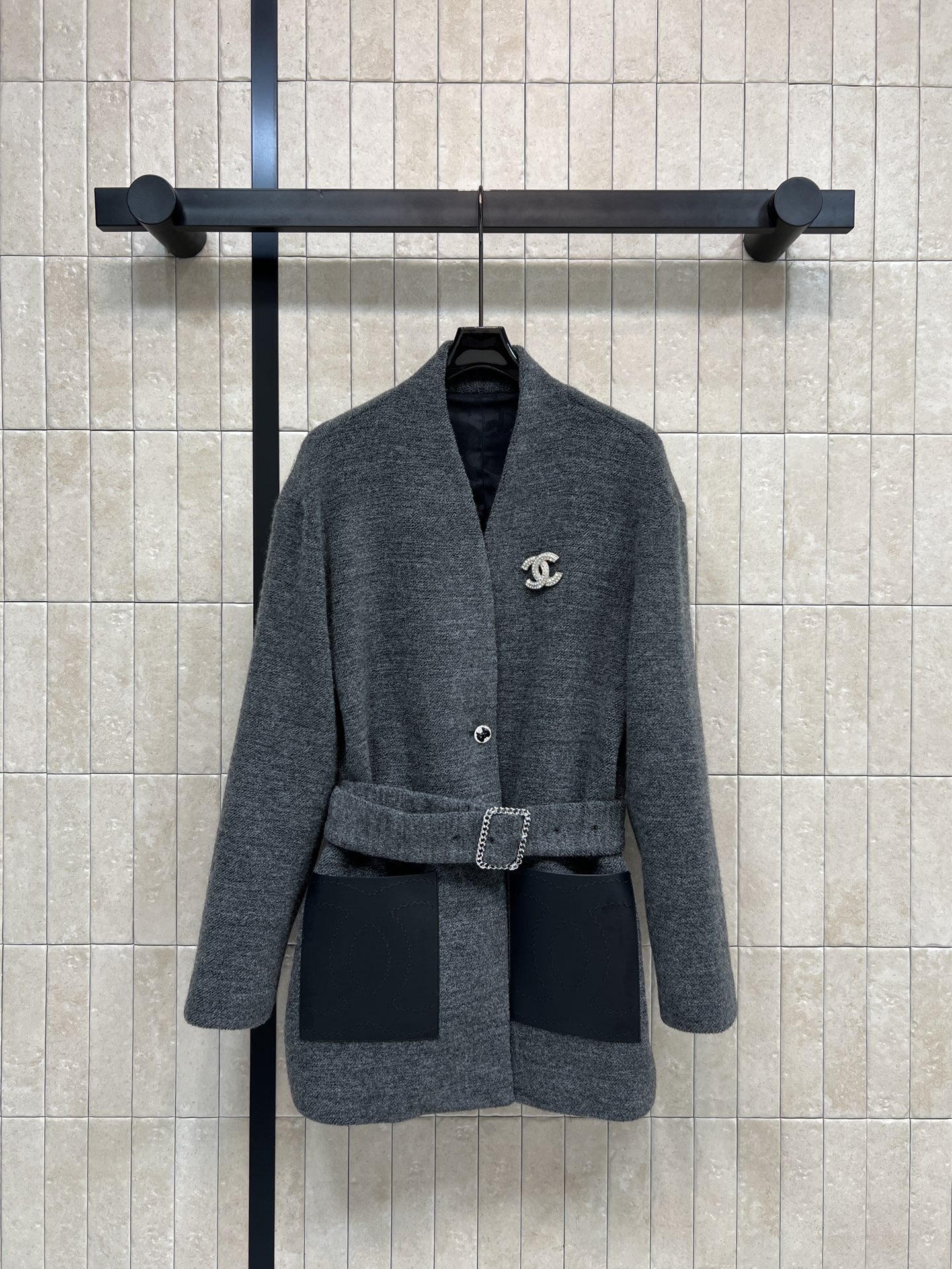 NO:710174,Xiaoxiangjia 26 new early spring wool waisted jacket with logo brooch, leather splicing pockets + rhinestone belt, perfect details, waist design to modify the body shape, elegant and easy to control, double C brooch logo on the left chest, high brand recognition!  The first choice for autumn and winter wear. Pair with shark pants, short boots or tote bag. Easily get the style of a celebrity or the style of a lazy rich man. Three colors and three sizes. Size/S-M-L,,chanel,boots,totes,jackets & coats,brooch,breastpin,19860909小香家 26早春新款 logo胸针羊毛收腰外套 皮质拼接口袋+水钻腰带 细节满分 收腰设计修饰身形 优雅气质轻松拿捏 左胸双C胸针标志 品牌辨识度超高！秋冬穿搭首选 搭配鲨鱼裤、短靴或托特包 轻松get名媛风or慵懒豪门风 三色三码 Size/S-M-L,,chanel,boots,totes,jackets & coats,brooch，breastpin,,Women's clothing