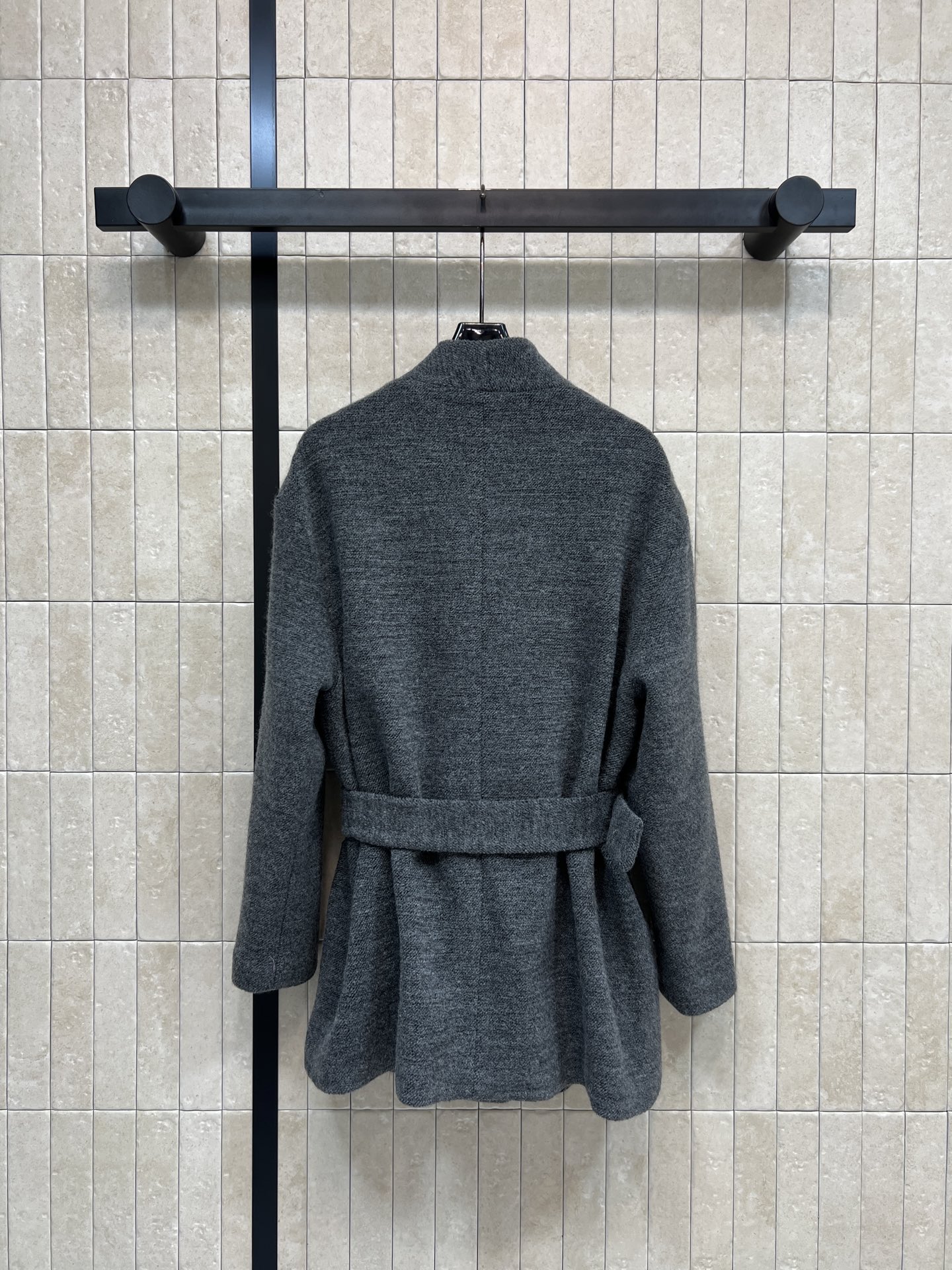 小香家 26早春新款 logo胸针羊毛收腰外套 皮质拼接口袋+水钻腰带 细节满分 收腰设计修饰身形 优雅