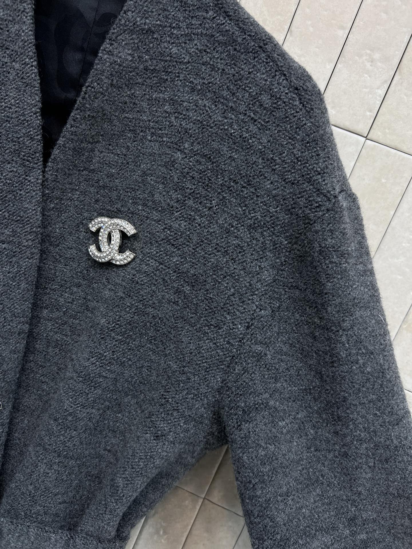 小香家 26早春新款 logo胸针羊毛收腰外套 皮质拼接口袋+水钻腰带 细节满分 收腰设计修饰身形 优雅