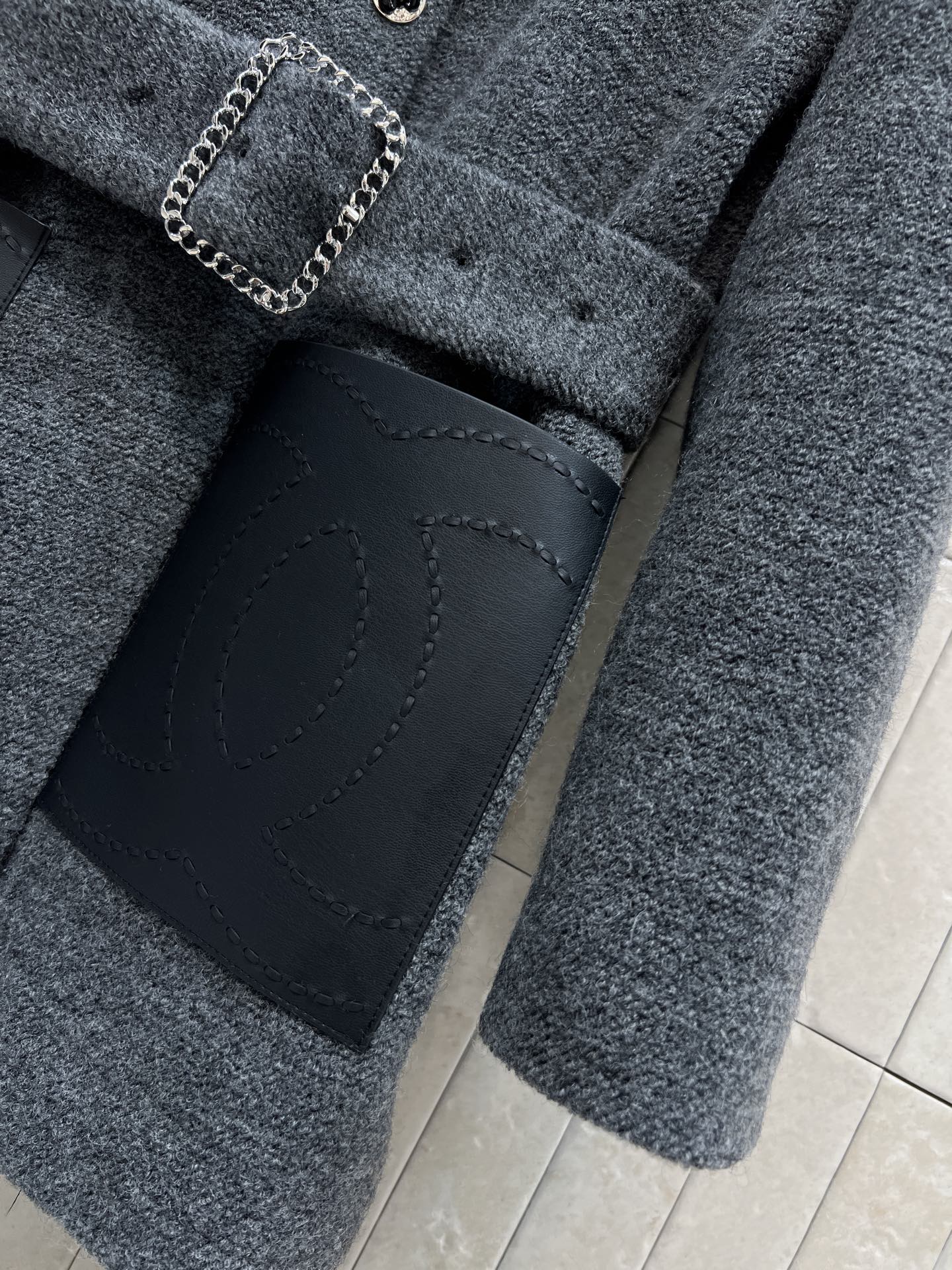 小香家 26早春新款 logo胸针羊毛收腰外套 皮质拼接口袋+水钻腰带 细节满分 收腰设计修饰身形 优雅