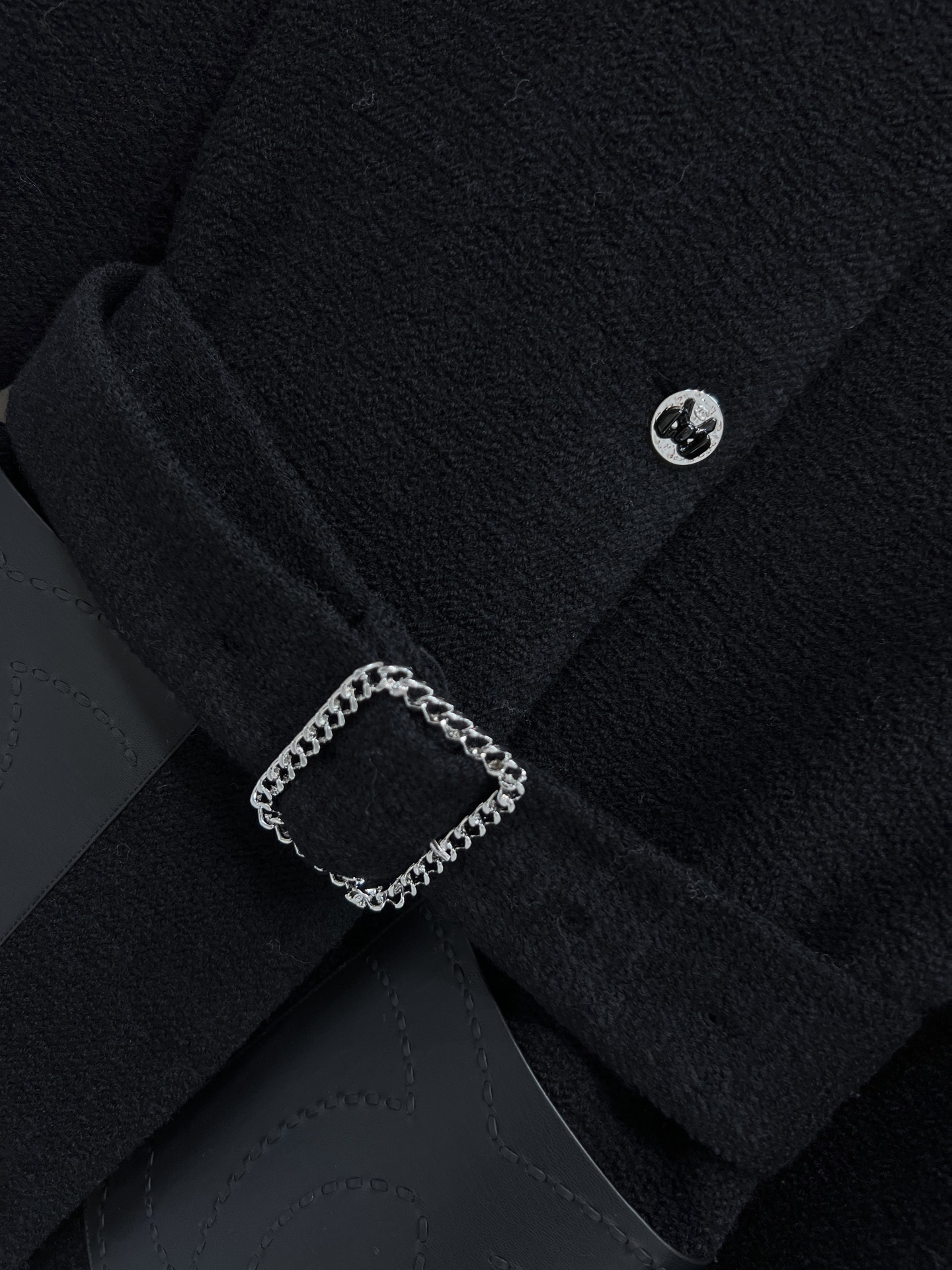 小香家 26早春新款 logo胸针羊毛收腰外套 皮质拼接口袋+水钻腰带 细节满分 收腰设计修饰身形 优雅